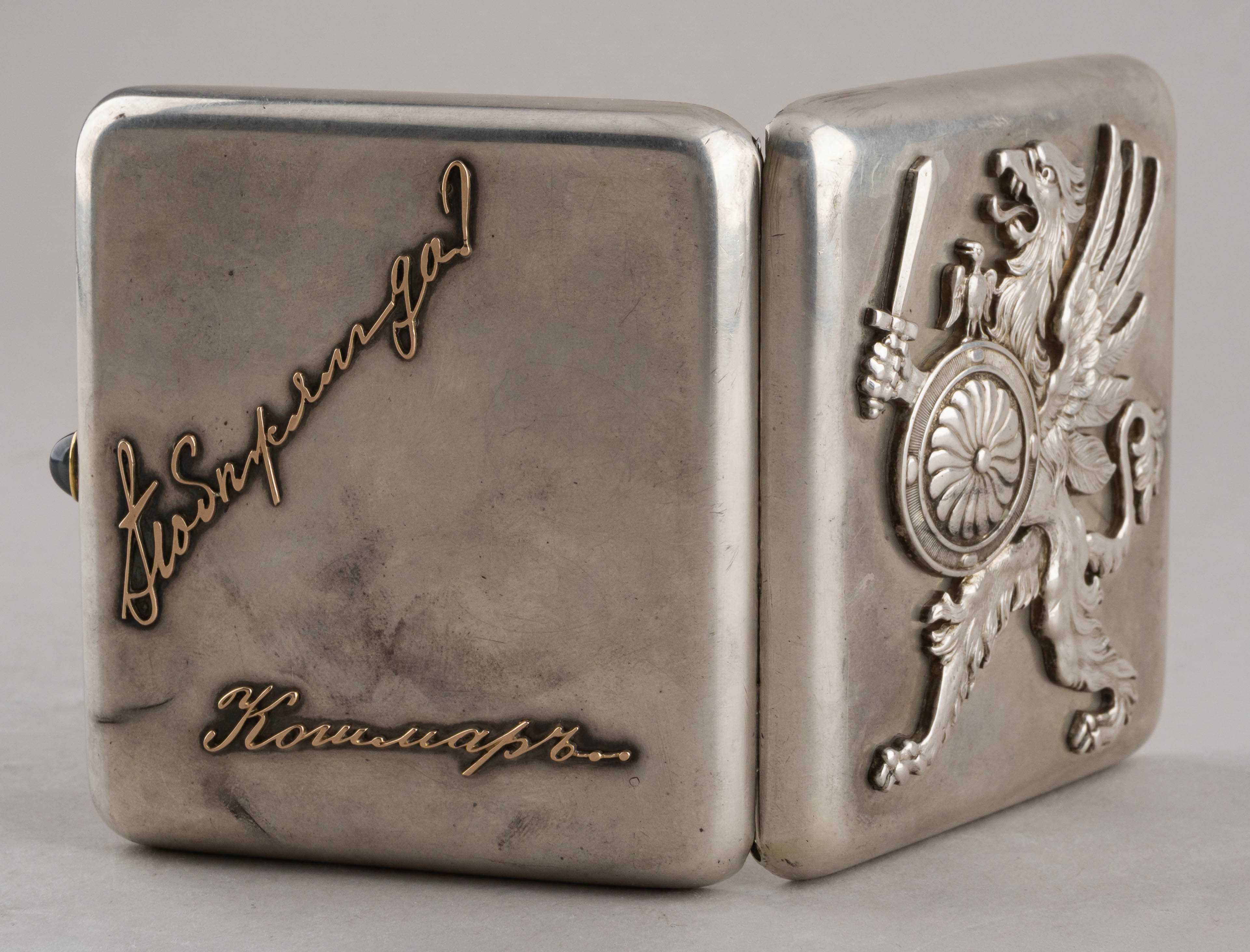 (Фаберже по заказу Романовых) Портсигар с изображением родового герба рода Романовых. В фирменном футляре.
 Санкт-Петербург, Фирма Поставщика Высочайшего двора К. Фаберже, мастер Я. Армфельд, 1908–1916 годы.