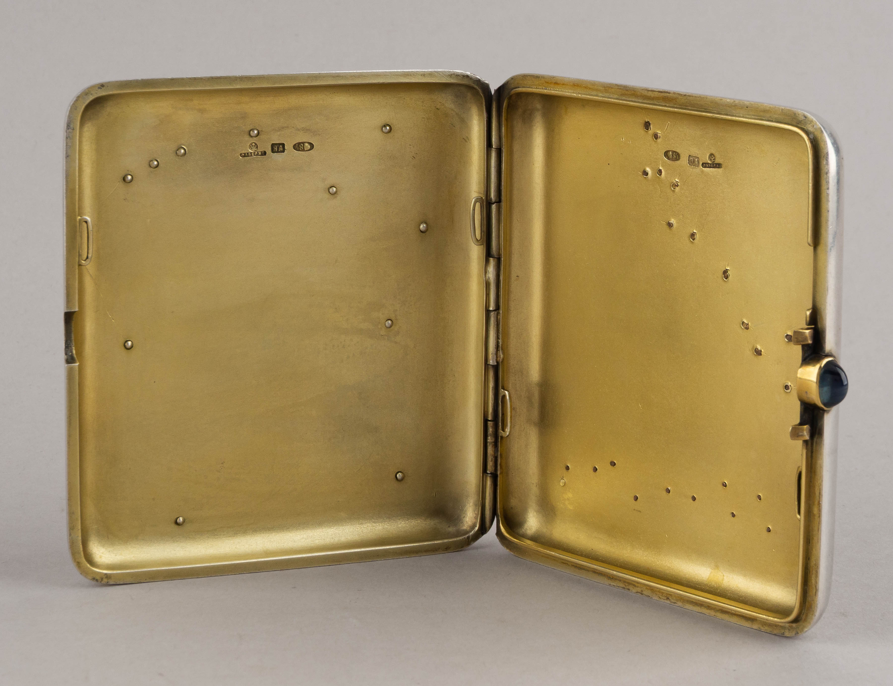 (Фаберже по заказу Романовых) Портсигар с изображением родового герба рода Романовых. В фирменном футляре.
 Санкт-Петербург, Фирма Поставщика Высочайшего двора К. Фаберже, мастер Я. Армфельд, 1908–1916 годы.