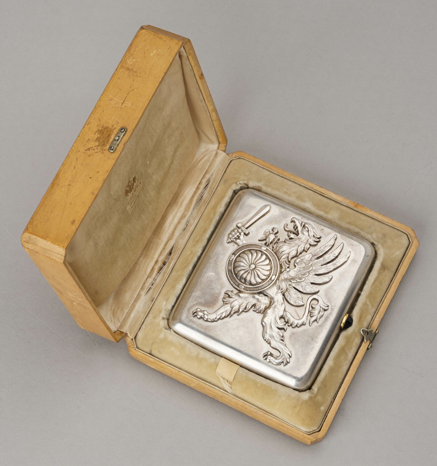 (Фаберже по заказу Романовых) Портсигар с изображением родового герба рода Романовых. В фирменном футляре.
 Санкт-Петербург, Фирма Поставщика Высочайшего двора К. Фаберже, мастер Я. Армфельд, 1908–1916 годы.