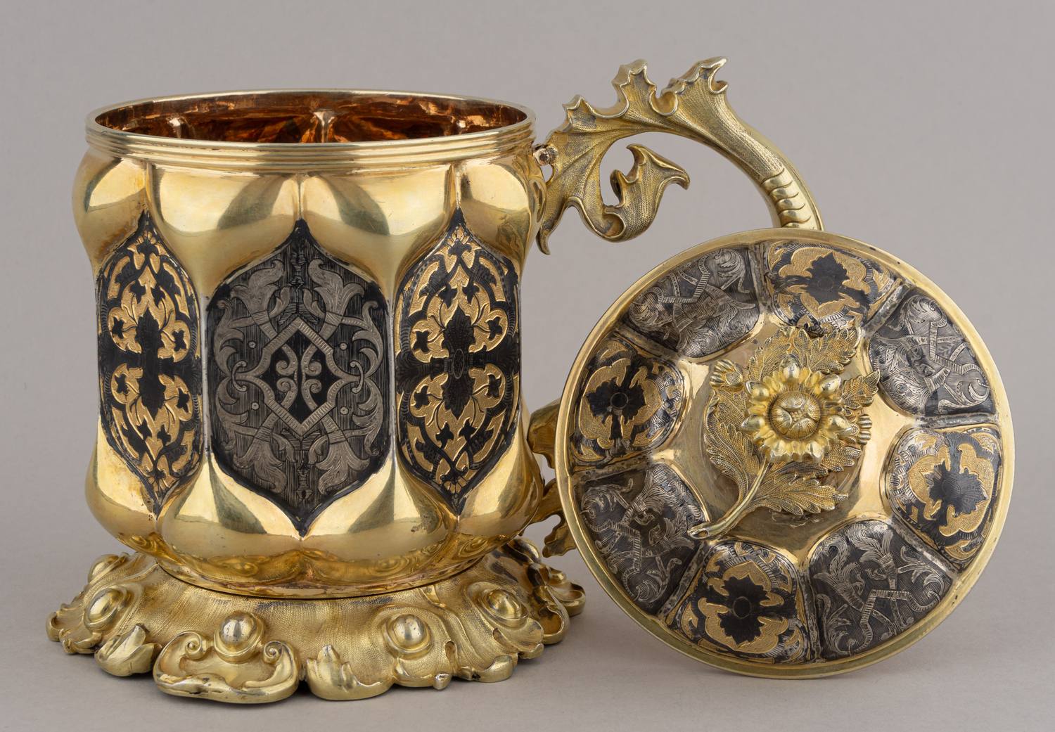 (Губкин) Массивная кружка с чернью. Россия, Москва, мастерская Губкина Ивана Семеновича, 1843.