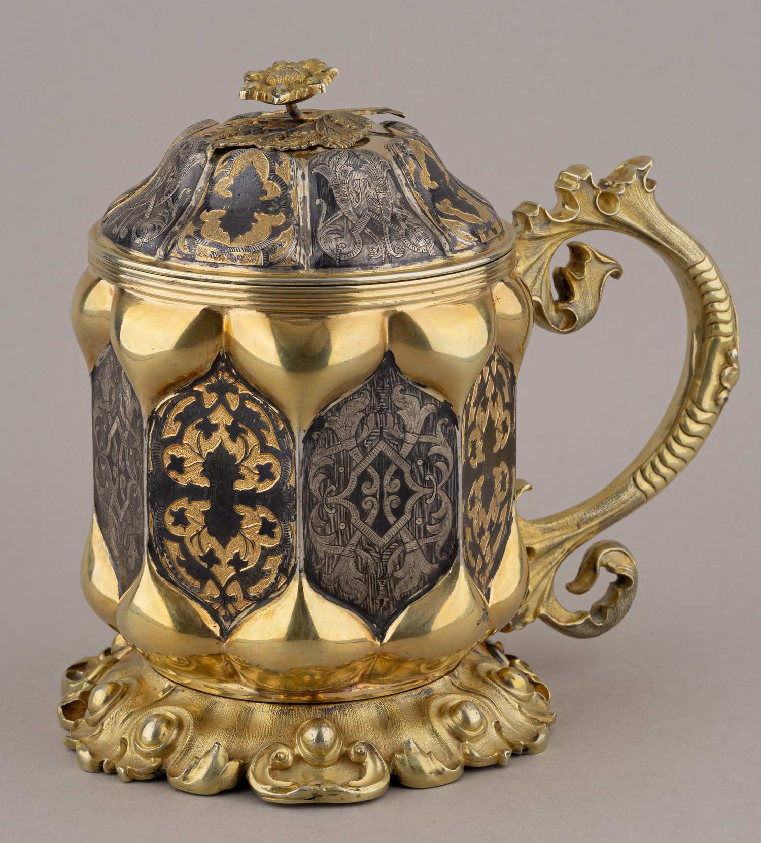 (Губкин) Массивная кружка с чернью. Россия, Москва, мастерская Губкина Ивана Семеновича, 1843.