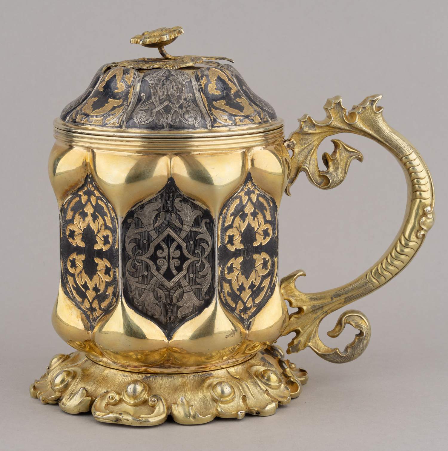 (Губкин) Массивная кружка с чернью. Россия, Москва, мастерская Губкина Ивана Семеновича, 1843.