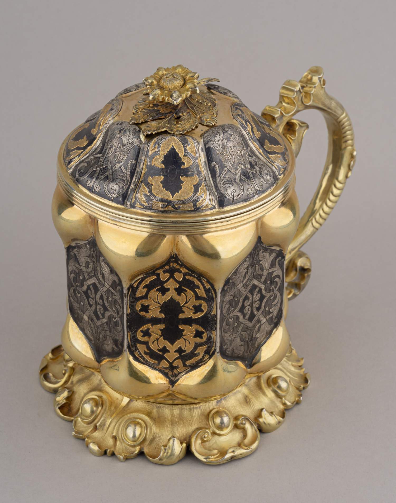 (Губкин) Массивная кружка с чернью. Россия, Москва, мастерская Губкина Ивана Семеновича, 1843.