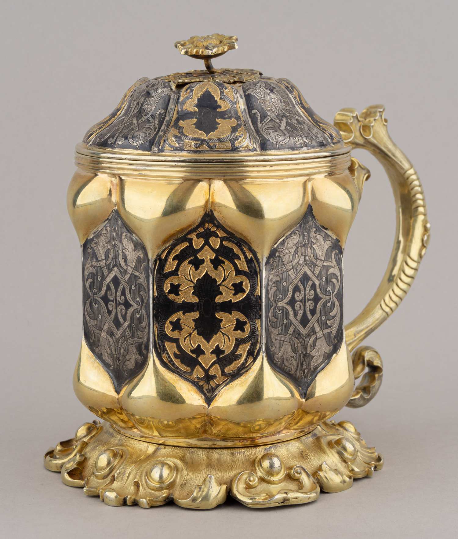 (Губкин) Массивная кружка с чернью. Россия, Москва, мастерская Губкина Ивана Семеновича, 1843.