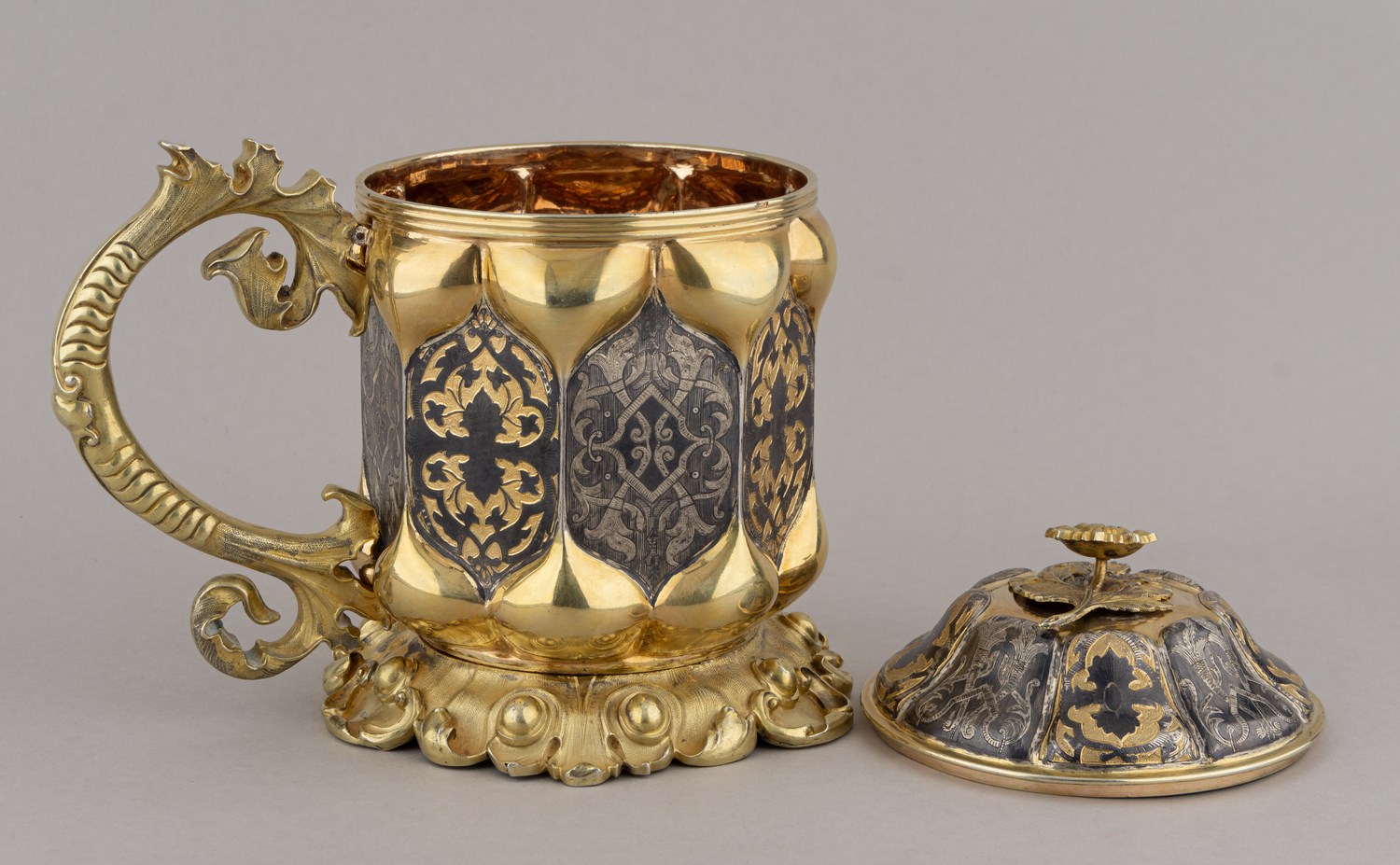 (Губкин) Массивная кружка с чернью. Россия, Москва, мастерская Губкина Ивана Семеновича, 1843.