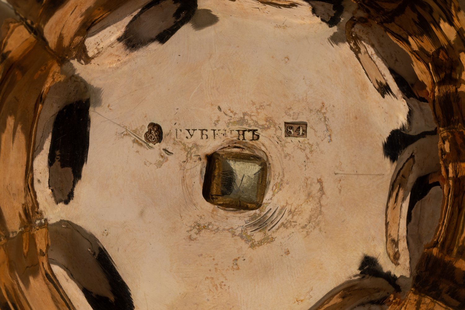 (Губкин) Массивная кружка с чернью. Россия, Москва, мастерская Губкина Ивана Семеновича, 1843.