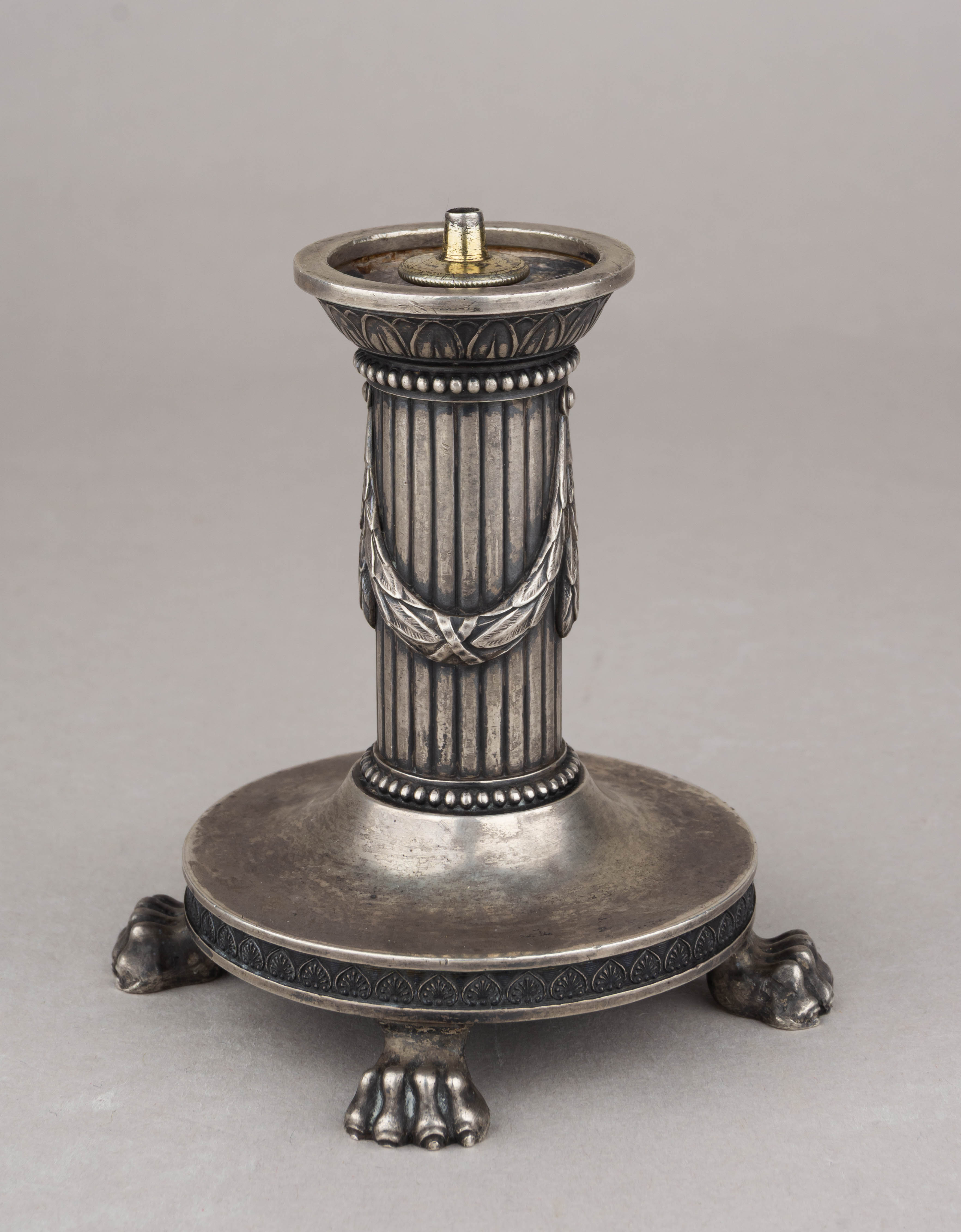 (Фаберже) Масляная лампа для розжига сигар на львиных лапах. 
Россия, Москва, Фирма Поставщика Высочайшего двора К. Фаберже. 1908–1917 годы.