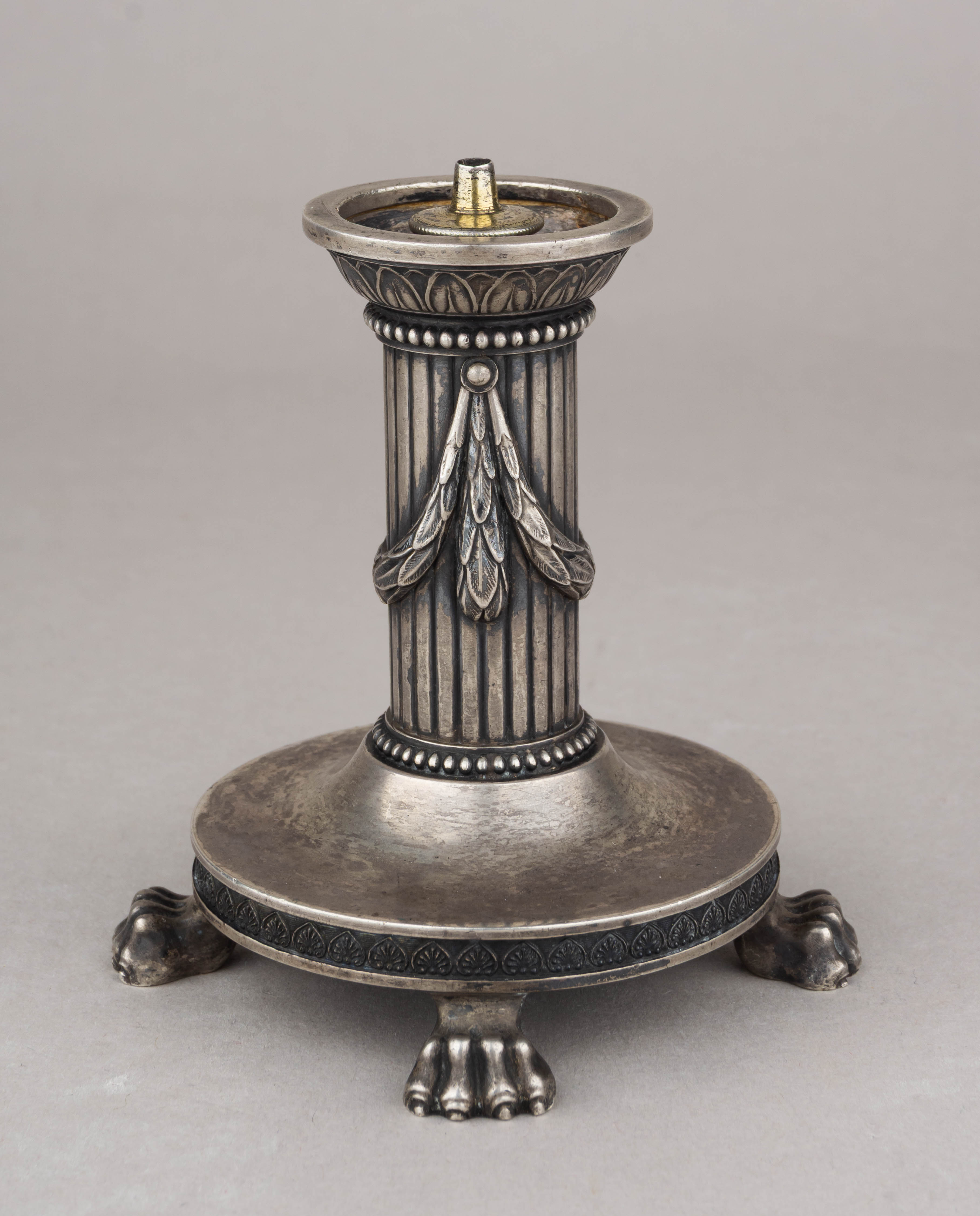 (Фаберже) Масляная лампа для розжига сигар на львиных лапах. 
Россия, Москва, Фирма Поставщика Высочайшего двора К. Фаберже. 1908–1917 годы.