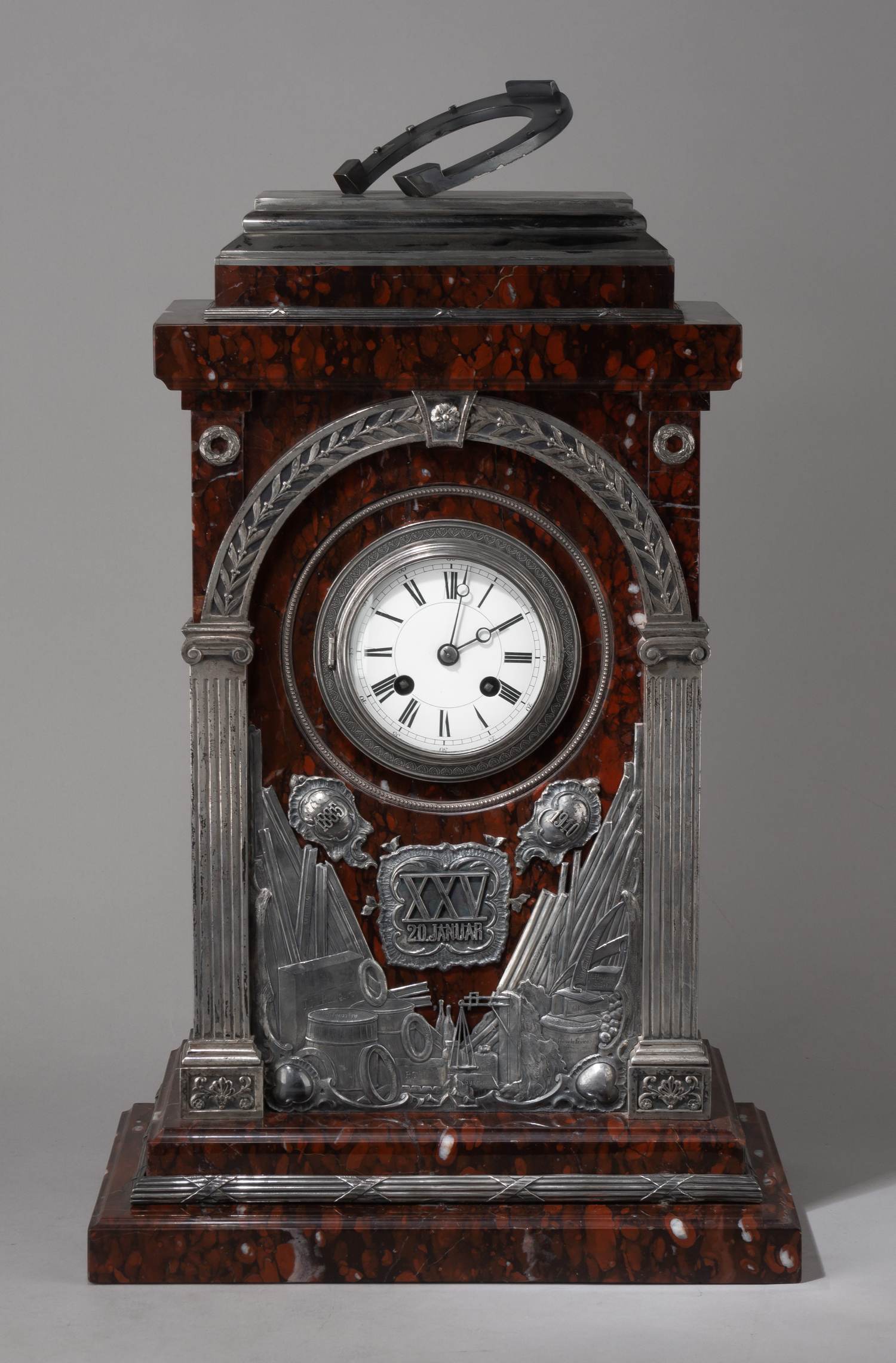 (Директору крупнейшего металлургического завода Европы. С экспертизой) Часы каминные из серебра и мрамора Гриотт.
Россия, Санкт-Петербург, мастерская по производству серебрянно-чеканных изделий А.С. Брагина, 1910.