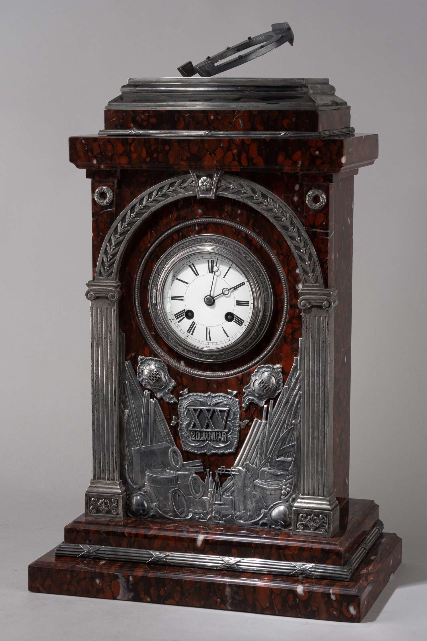 (Директору крупнейшего металлургического завода Европы. С экспертизой) Часы каминные из серебра и мрамора Гриотт.
Россия, Санкт-Петербург, мастерская по производству серебрянно-чеканных изделий А.С. Брагина, 1910.