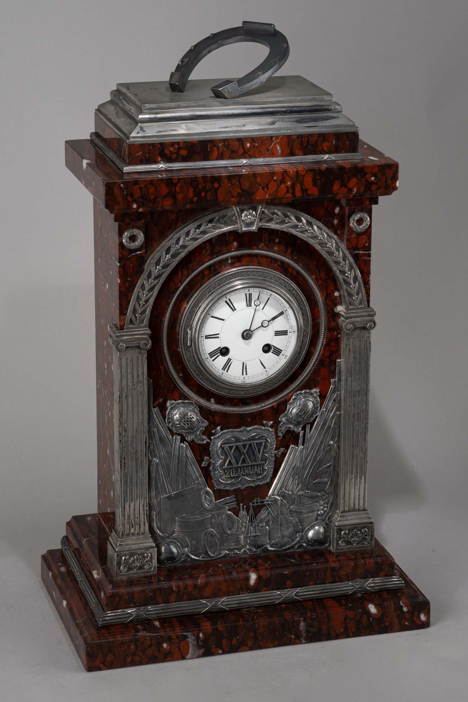 (Директору крупнейшего металлургического завода Европы. С экспертизой) Часы каминные из серебра и мрамора Гриотт.
Россия, Санкт-Петербург, мастерская по производству серебрянно-чеканных изделий А.С. Брагина, 1910.