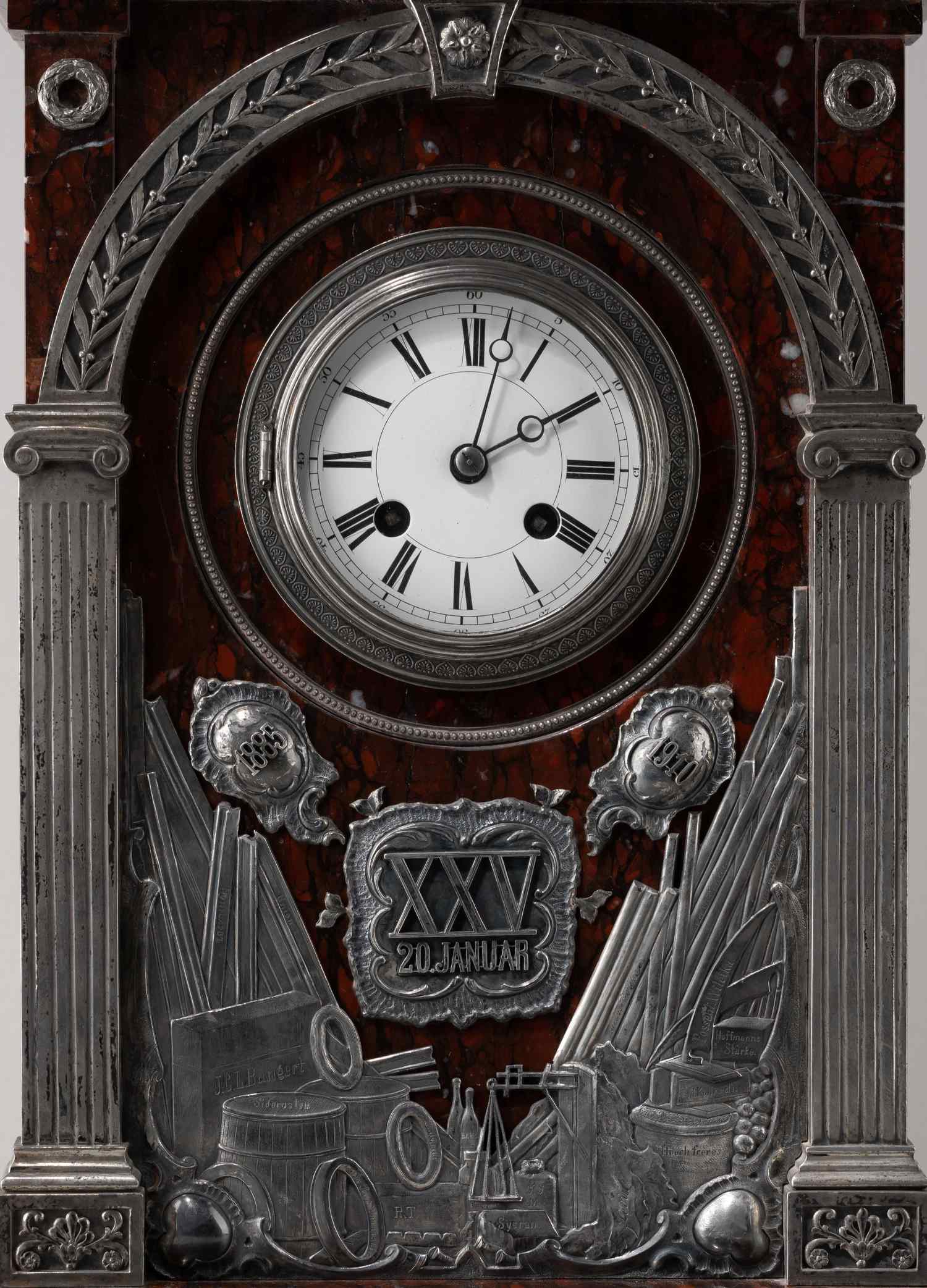 (Директору крупнейшего металлургического завода Европы. С экспертизой) Часы каминные из серебра и мрамора Гриотт.
Россия, Санкт-Петербург, мастерская по производству серебрянно-чеканных изделий А.С. Брагина, 1910.