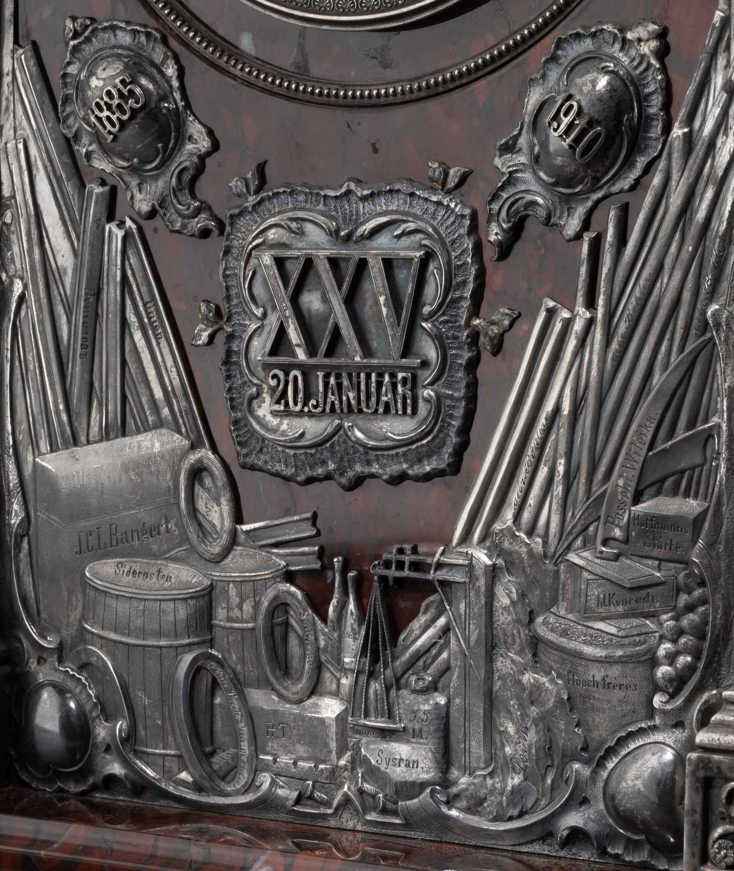 (Директору крупнейшего металлургического завода Европы. С экспертизой) Часы каминные из серебра и мрамора Гриотт.
Россия, Санкт-Петербург, мастерская по производству серебрянно-чеканных изделий А.С. Брагина, 1910.