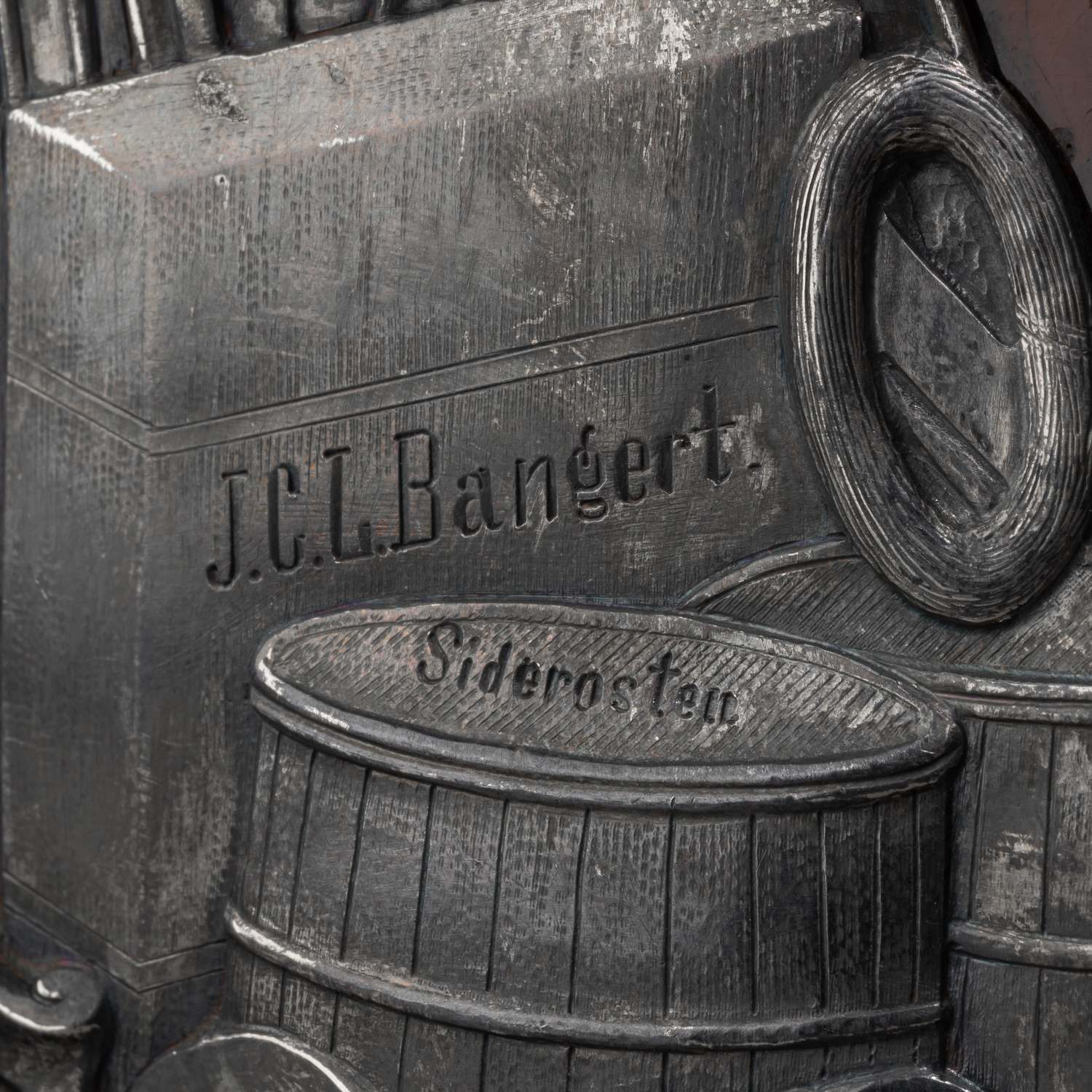 (Директору крупнейшего металлургического завода Европы. С экспертизой) Часы каминные из серебра и мрамора Гриотт.
Россия, Санкт-Петербург, мастерская по производству серебрянно-чеканных изделий А.С. Брагина, 1910.