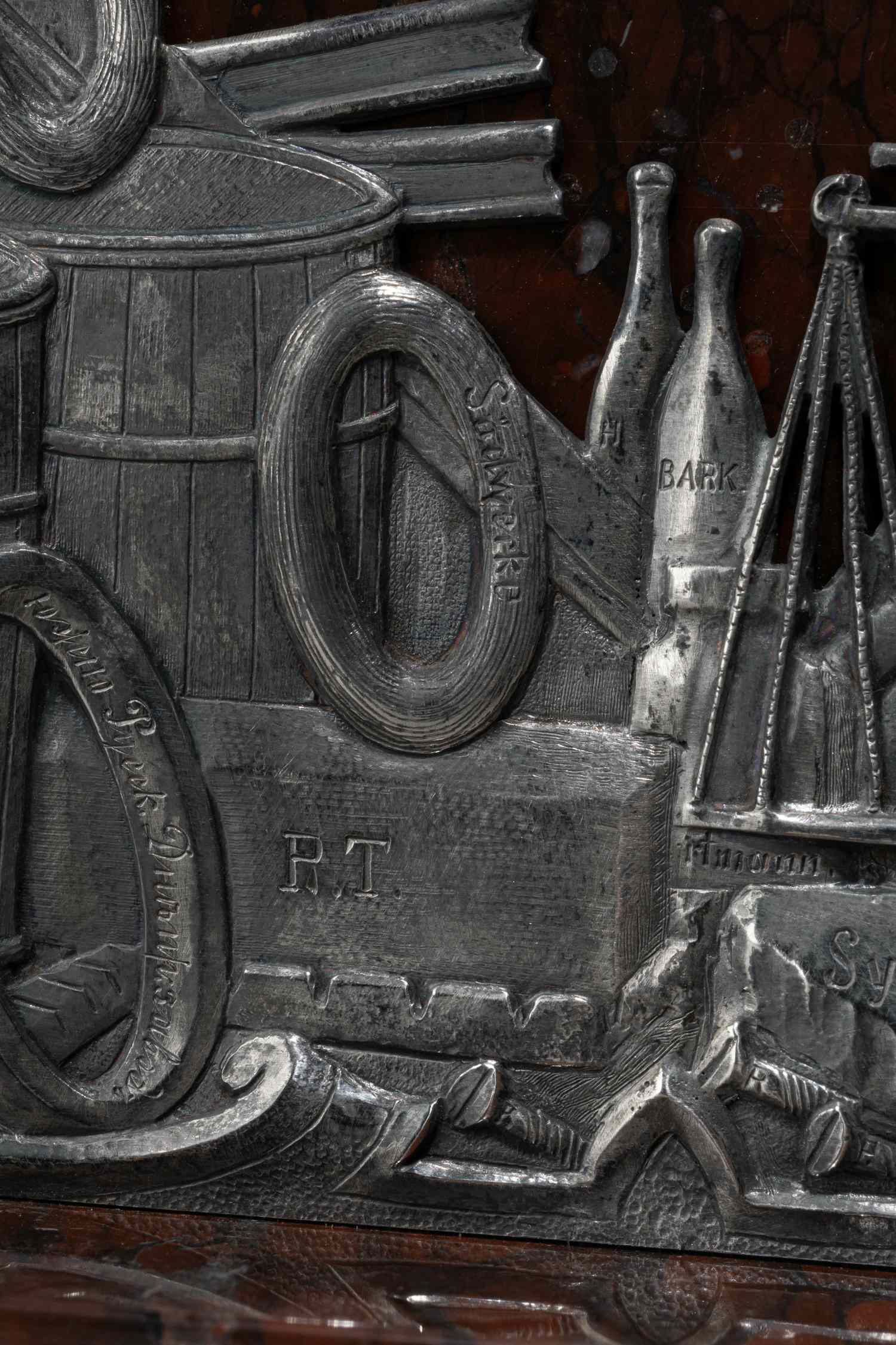 (Директору крупнейшего металлургического завода Европы. С экспертизой) Часы каминные из серебра и мрамора Гриотт.
Россия, Санкт-Петербург, мастерская по производству серебрянно-чеканных изделий А.С. Брагина, 1910.