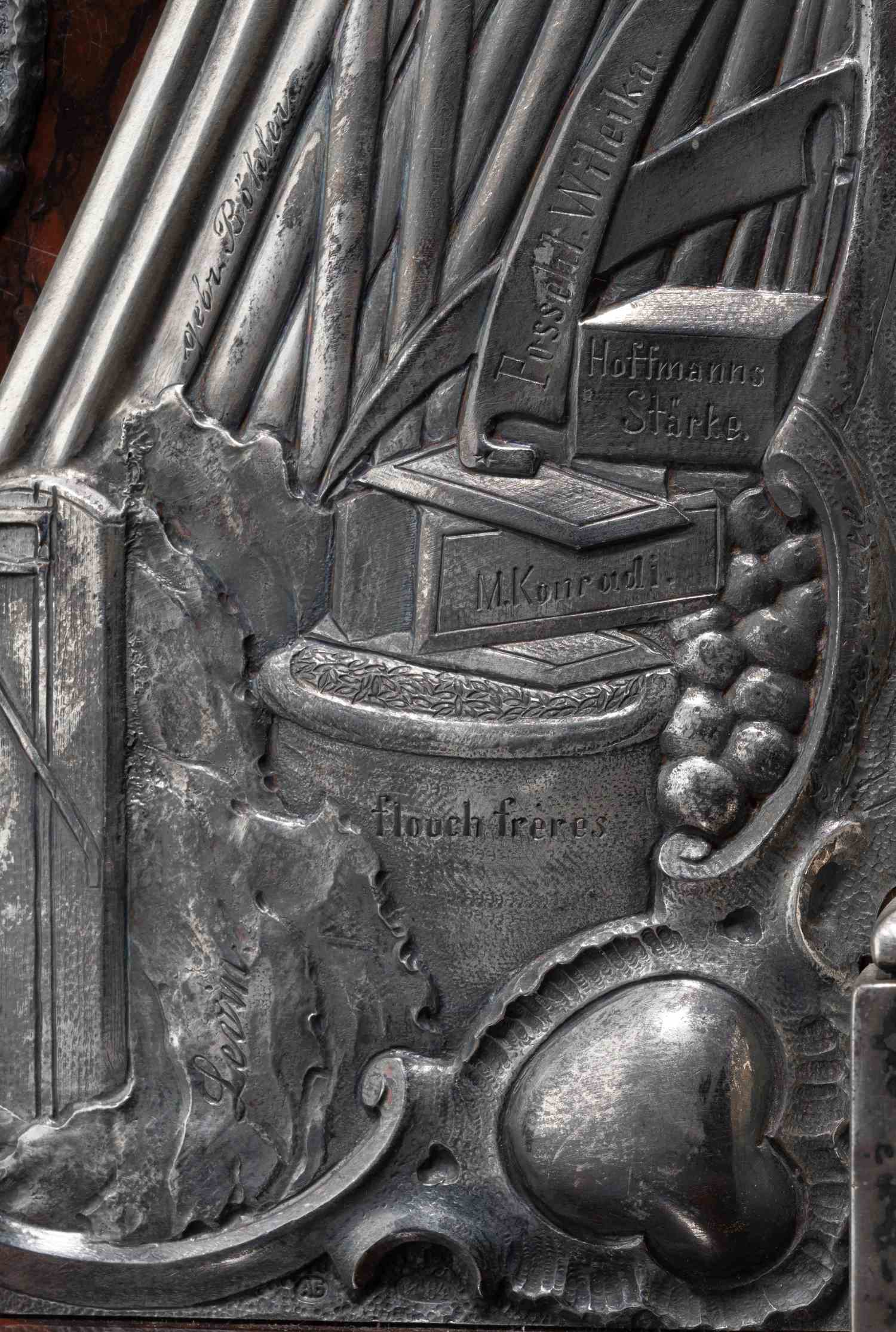 (Директору крупнейшего металлургического завода Европы. С экспертизой) Часы каминные из серебра и мрамора Гриотт.
Россия, Санкт-Петербург, мастерская по производству серебрянно-чеканных изделий А.С. Брагина, 1910.