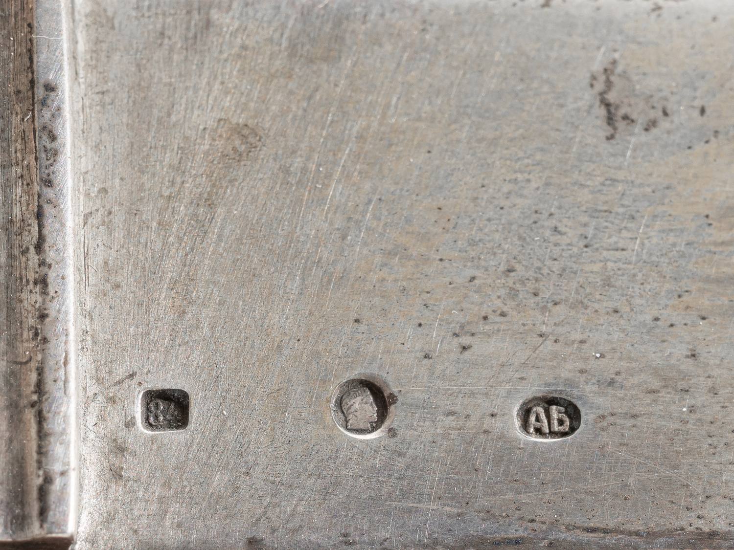 (Директору крупнейшего металлургического завода Европы. С экспертизой) Часы каминные из серебра и мрамора Гриотт.
Россия, Санкт-Петербург, мастерская по производству серебрянно-чеканных изделий А.С. Брагина, 1910.