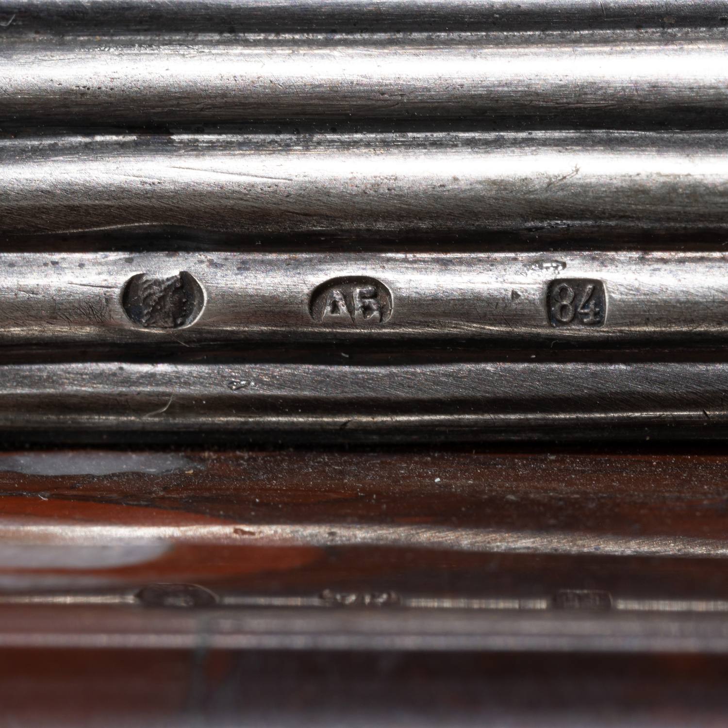 (Директору крупнейшего металлургического завода Европы. С экспертизой) Часы каминные из серебра и мрамора Гриотт.
Россия, Санкт-Петербург, мастерская по производству серебрянно-чеканных изделий А.С. Брагина, 1910.