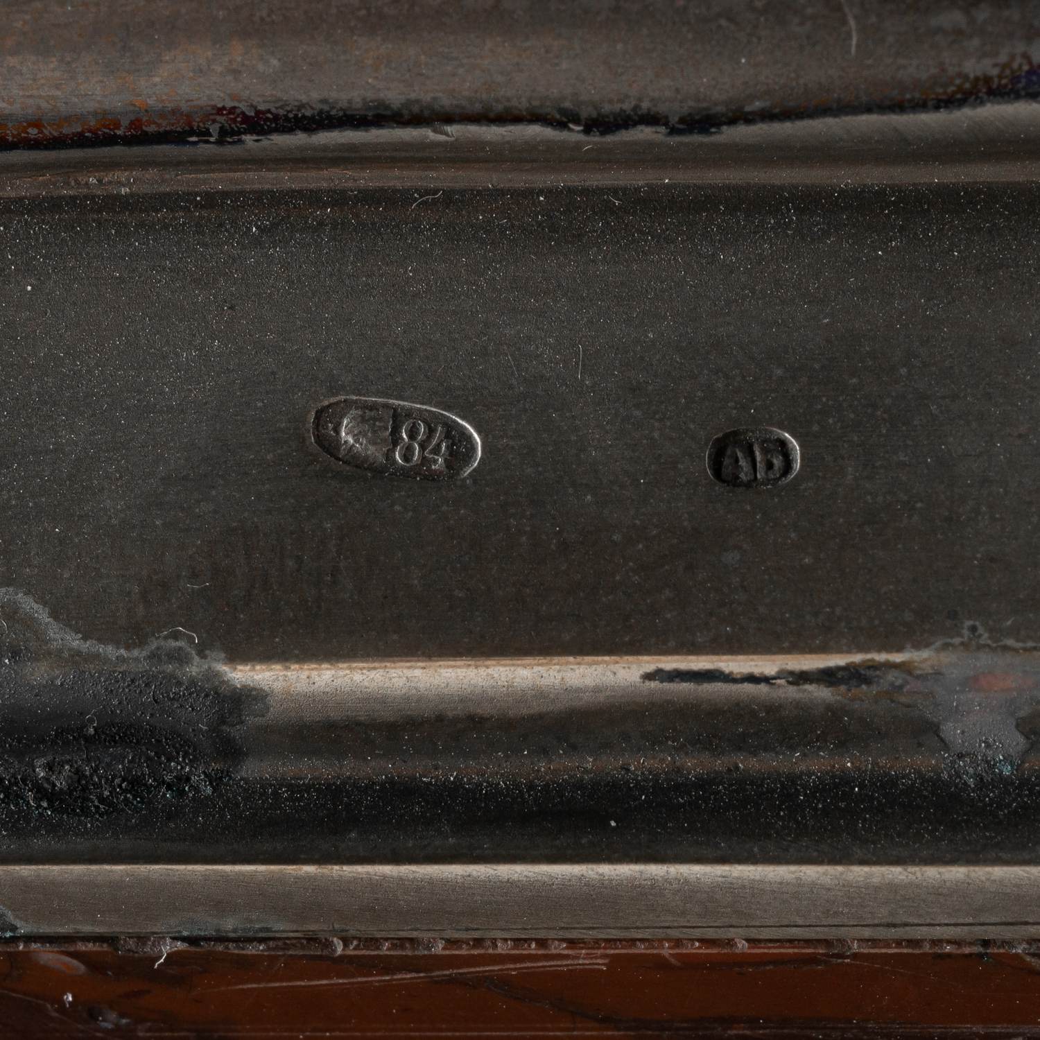 (Директору крупнейшего металлургического завода Европы. С экспертизой) Часы каминные из серебра и мрамора Гриотт.
Россия, Санкт-Петербург, мастерская по производству серебрянно-чеканных изделий А.С. Брагина, 1910.