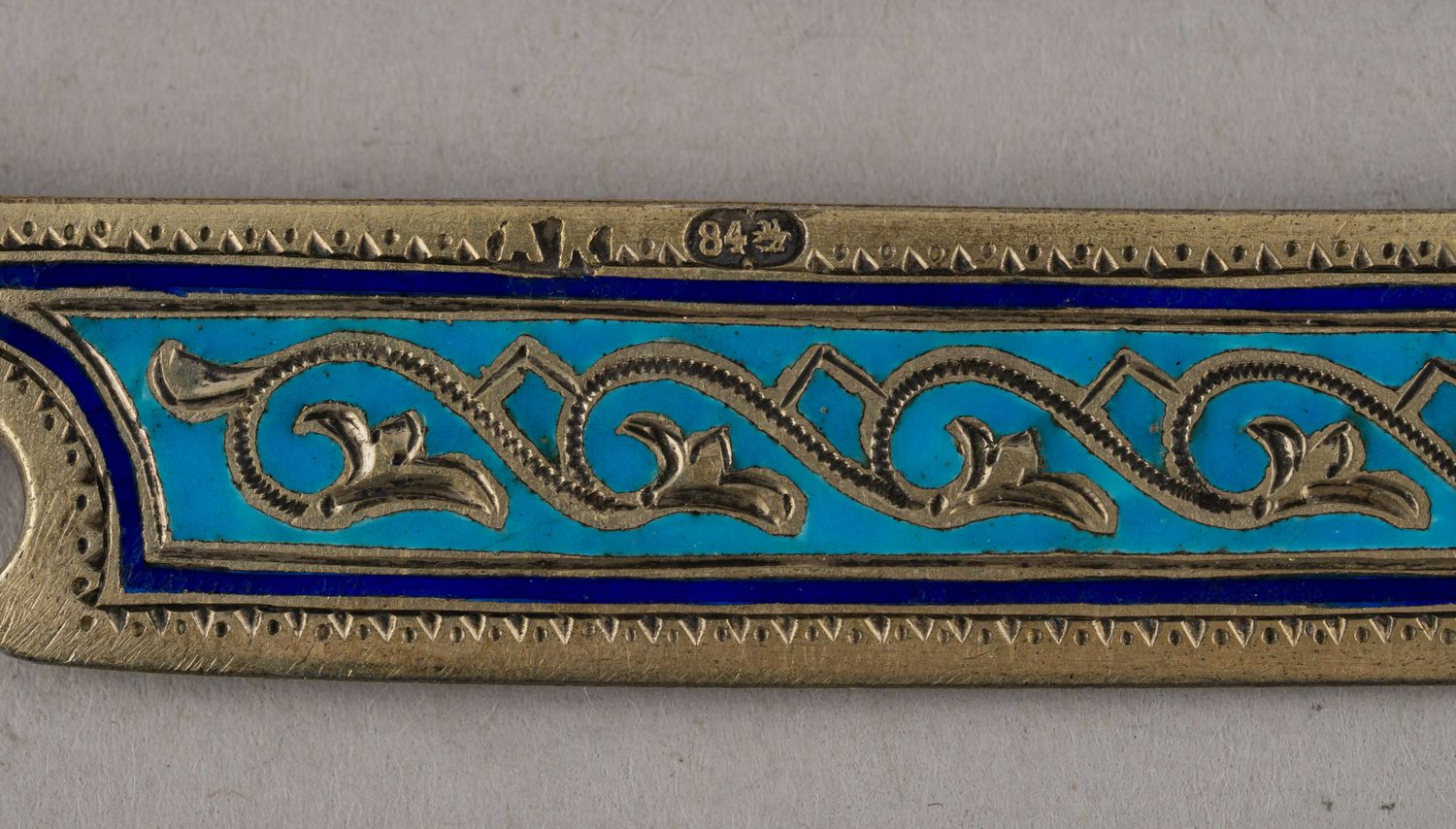 (Антип Кузмичев) Шесть десертных ножей с бирюзовой выемчатой эмалью.
Россия, Москва,  фабрика Кузьмичева Антипа,  1880-е годы.