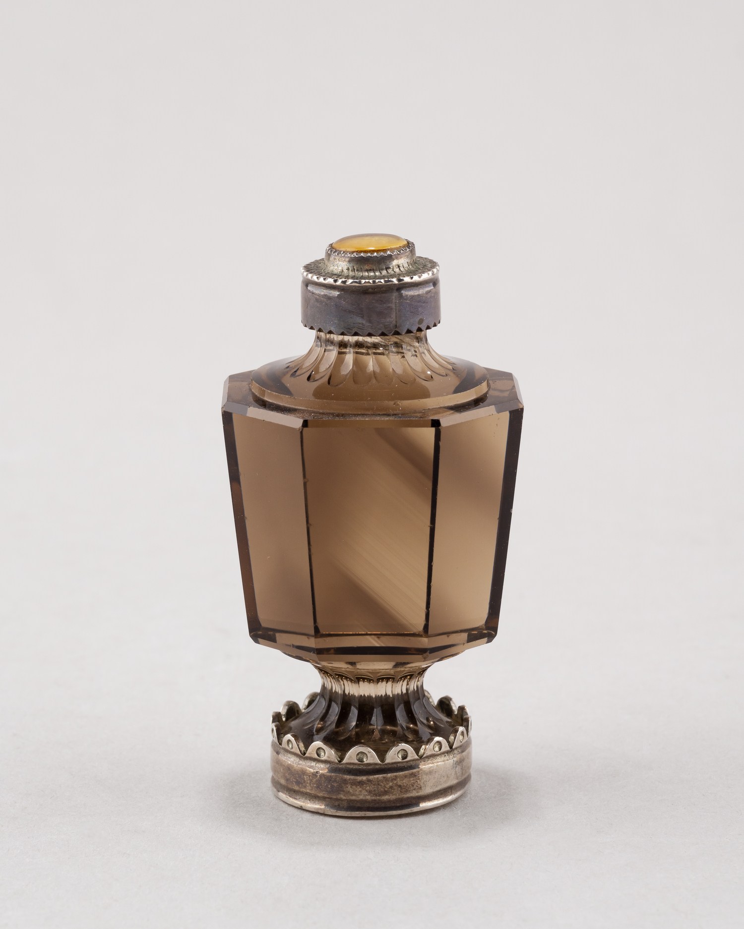 Настольная печать из дымчатого кварца с монограммой LB под дворянской короной. Россия, XIX век.