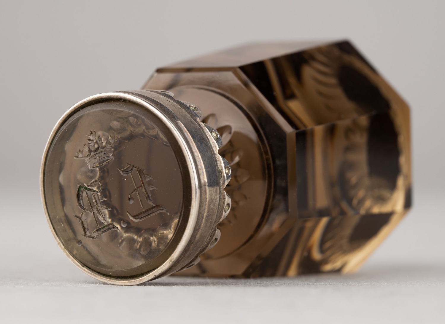 Настольная печать из дымчатого кварца с монограммой LB под дворянской короной. Россия, XIX век.