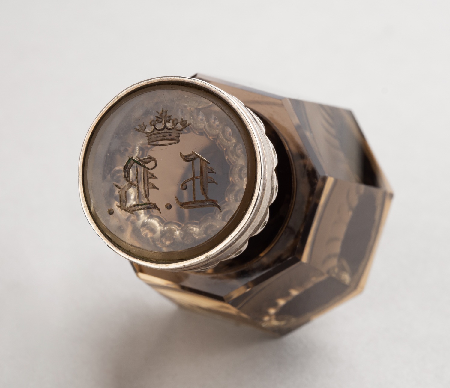 Настольная печать из дымчатого кварца с монограммой LB под дворянской короной. Россия, XIX век.