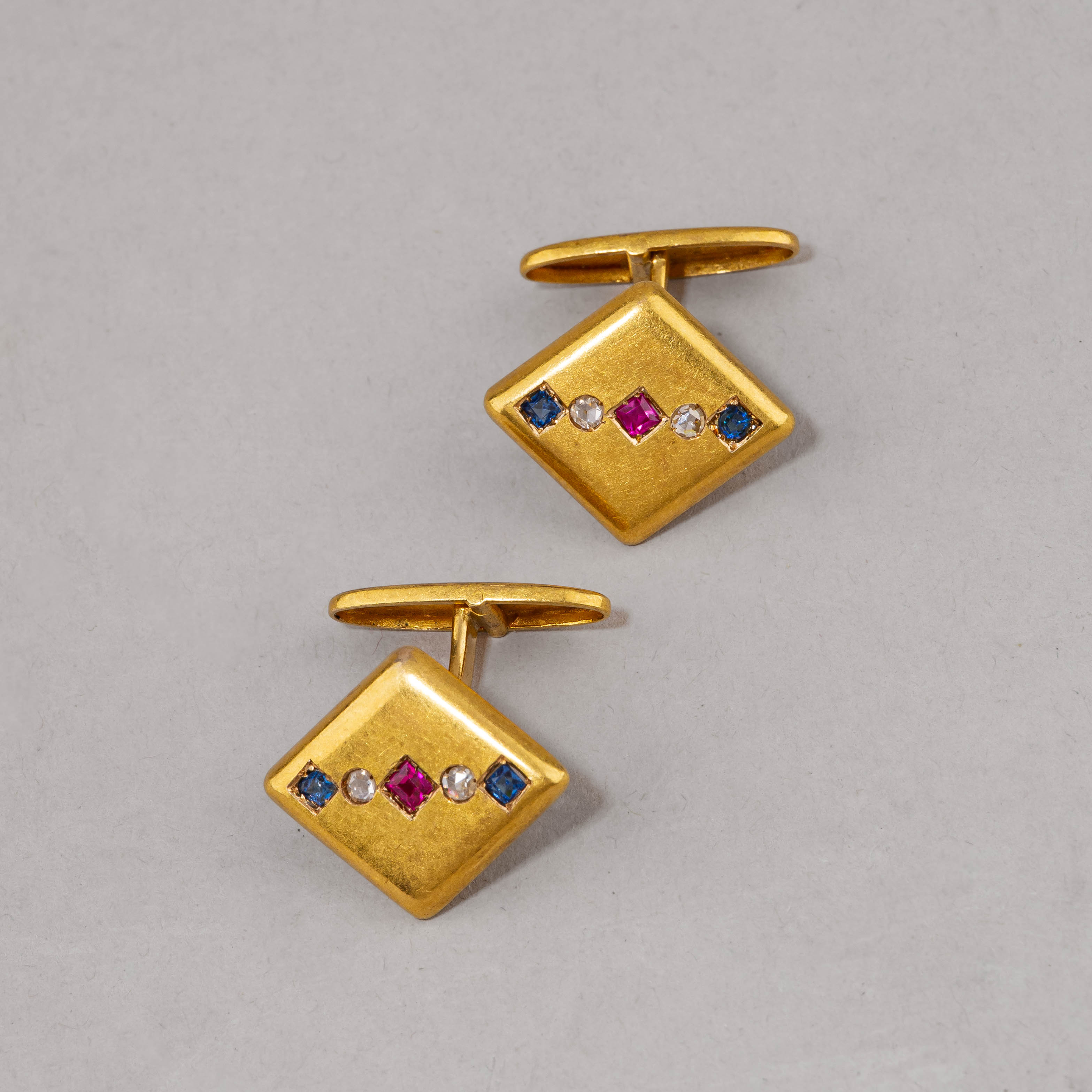 (1-я Артель ювелиров) Запонки с самоцветами «ромбы».
Россия, Москва, 1-я Московская Артель ювелиров, 1910–1917 годы.