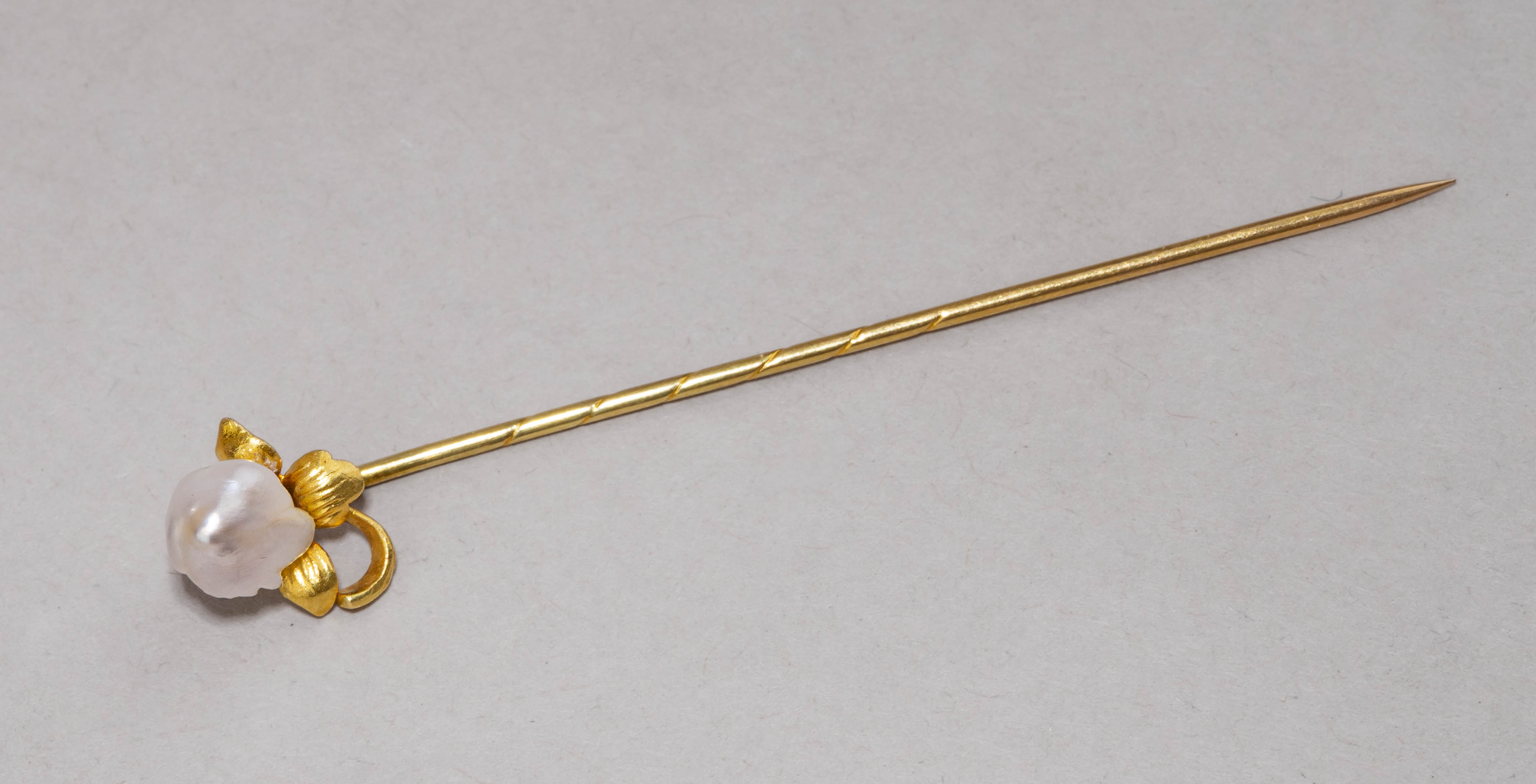 Брошь-булавка с жемчужиной. 
Западная Европа, конец XIX – начало XX века.