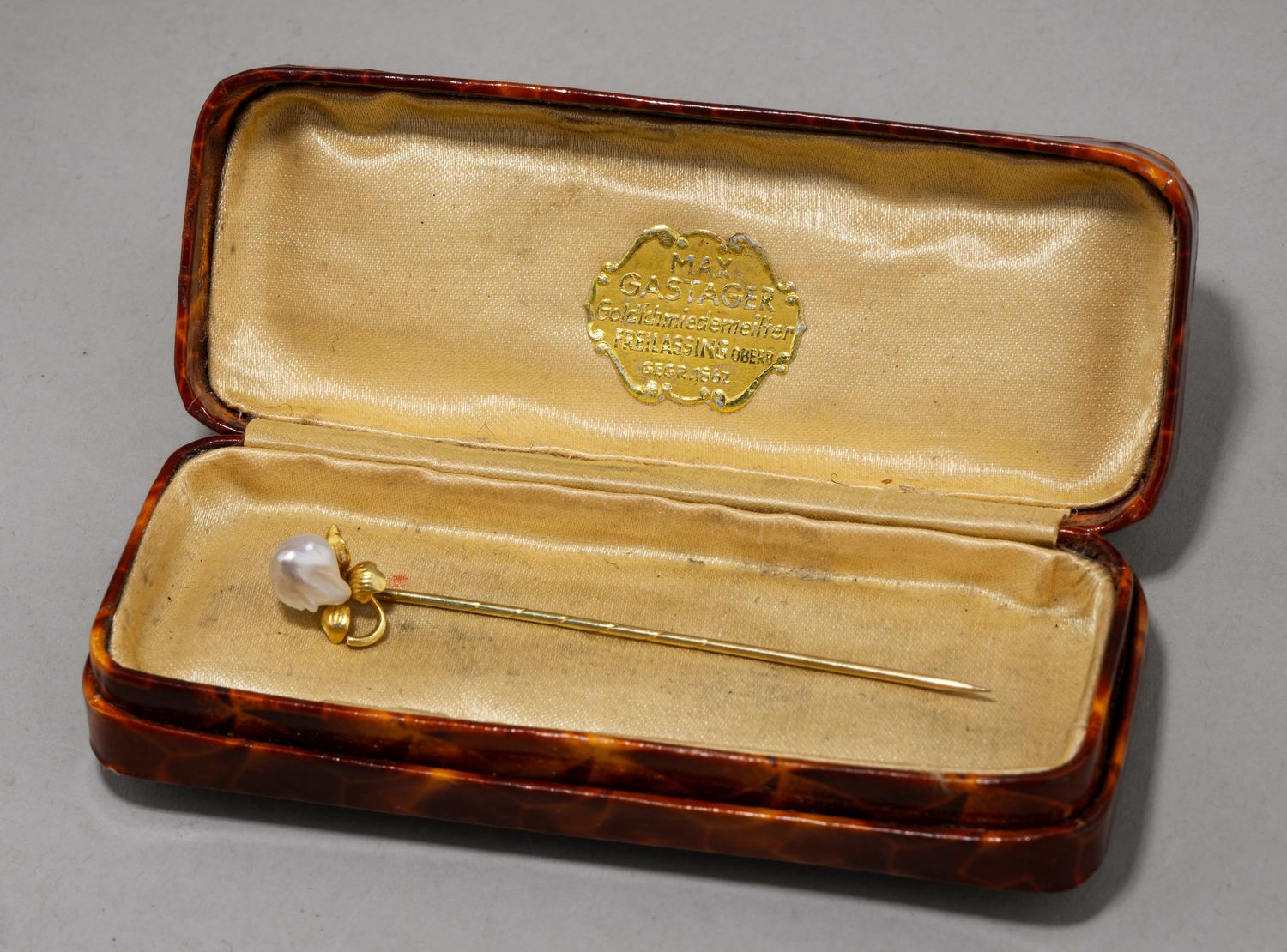 Брошь-булавка с жемчужиной. 
Западная Европа, конец XIX – начало XX века.