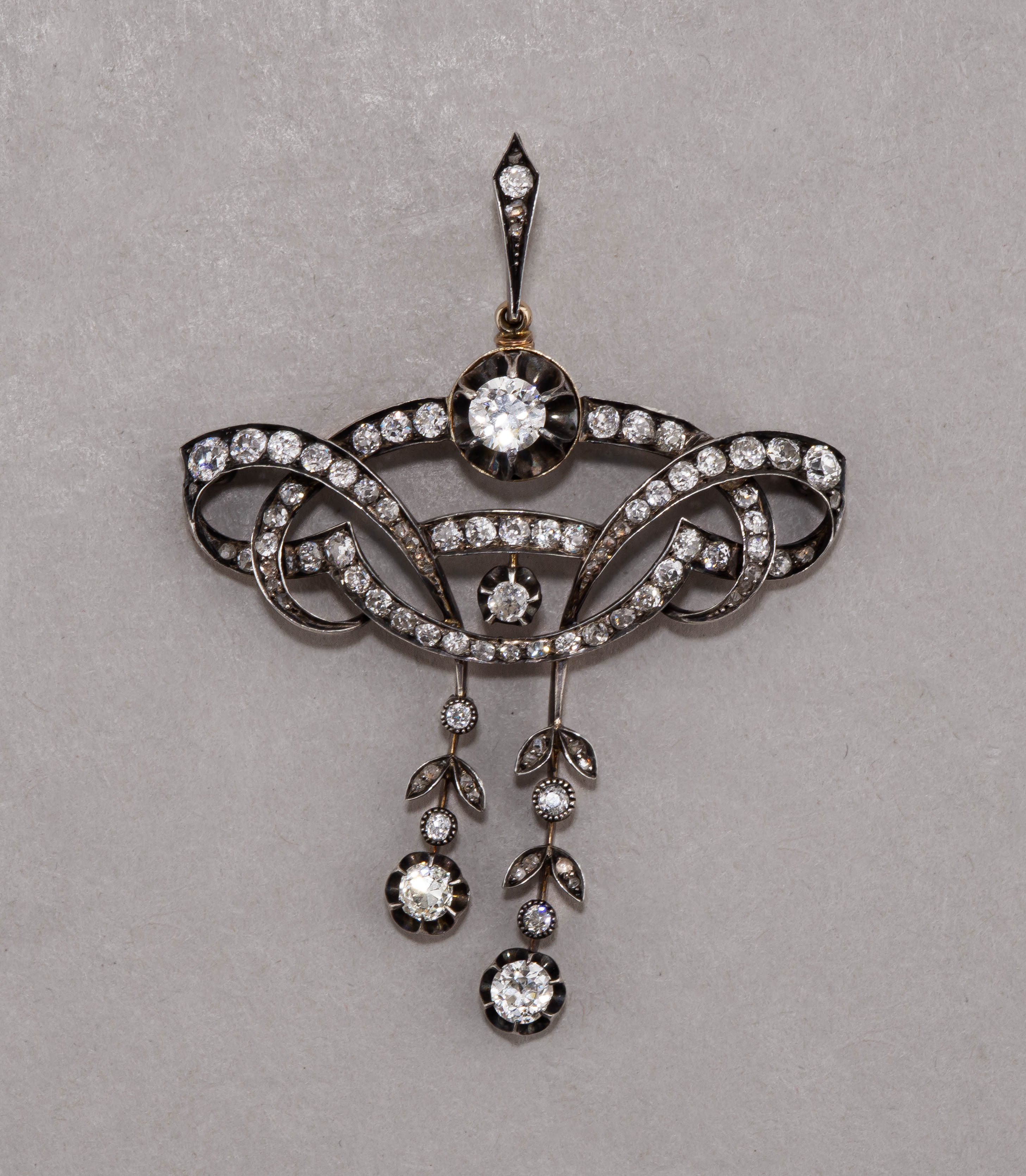 (С геммологической экспертизой) Подвеска с бриллиантами. 
Россия, Санкт-Петербург, мастер-монограммист «ЗГ», 1908–1917 годы.