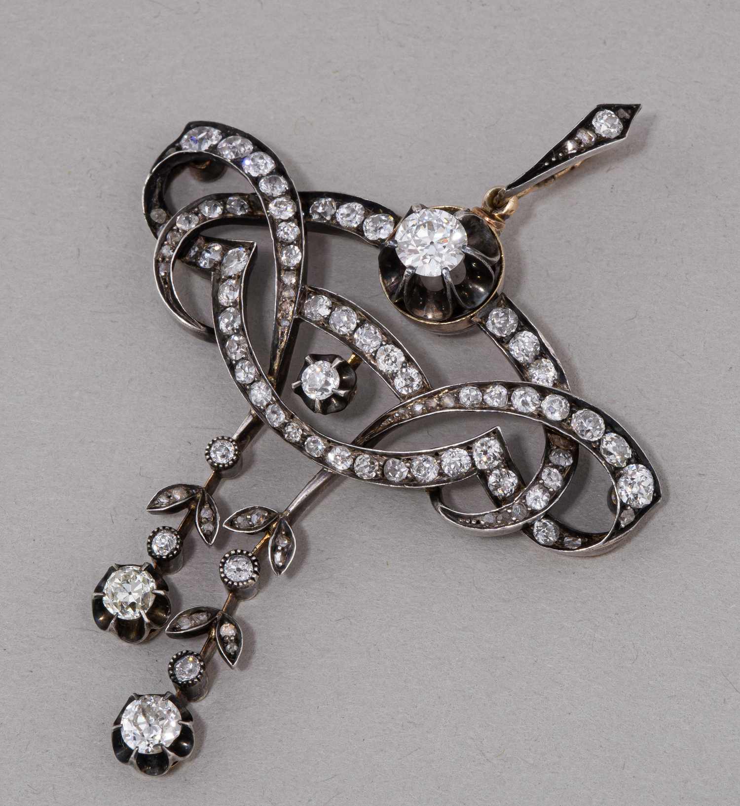 (С геммологической экспертизой) Подвеска с бриллиантами. 
Россия, Санкт-Петербург, мастер-монограммист «ЗГ», 1908–1917 годы.