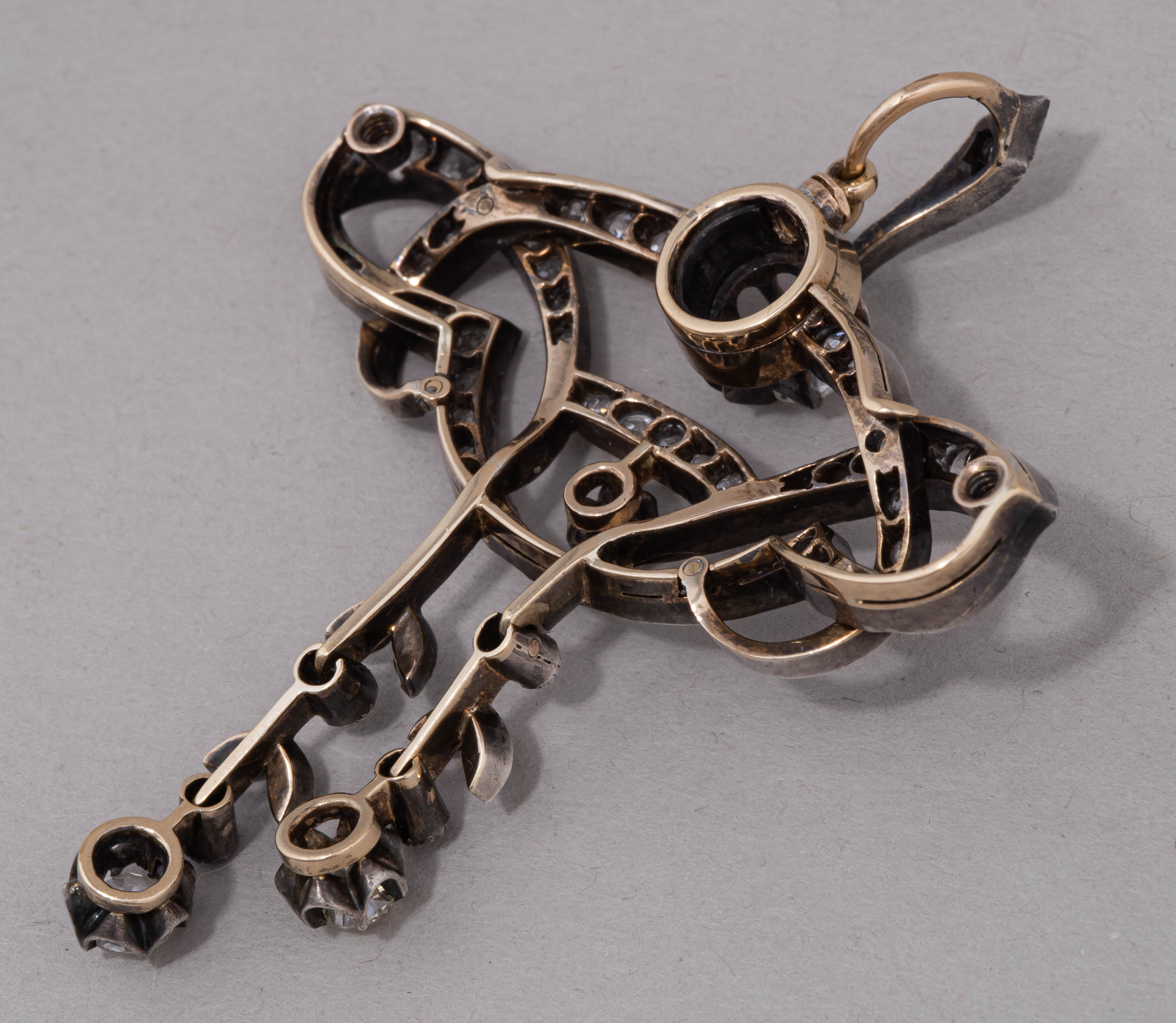 (С геммологической экспертизой) Подвеска с бриллиантами. 
Россия, Санкт-Петербург, мастер-монограммист «ЗГ», 1908–1917 годы.