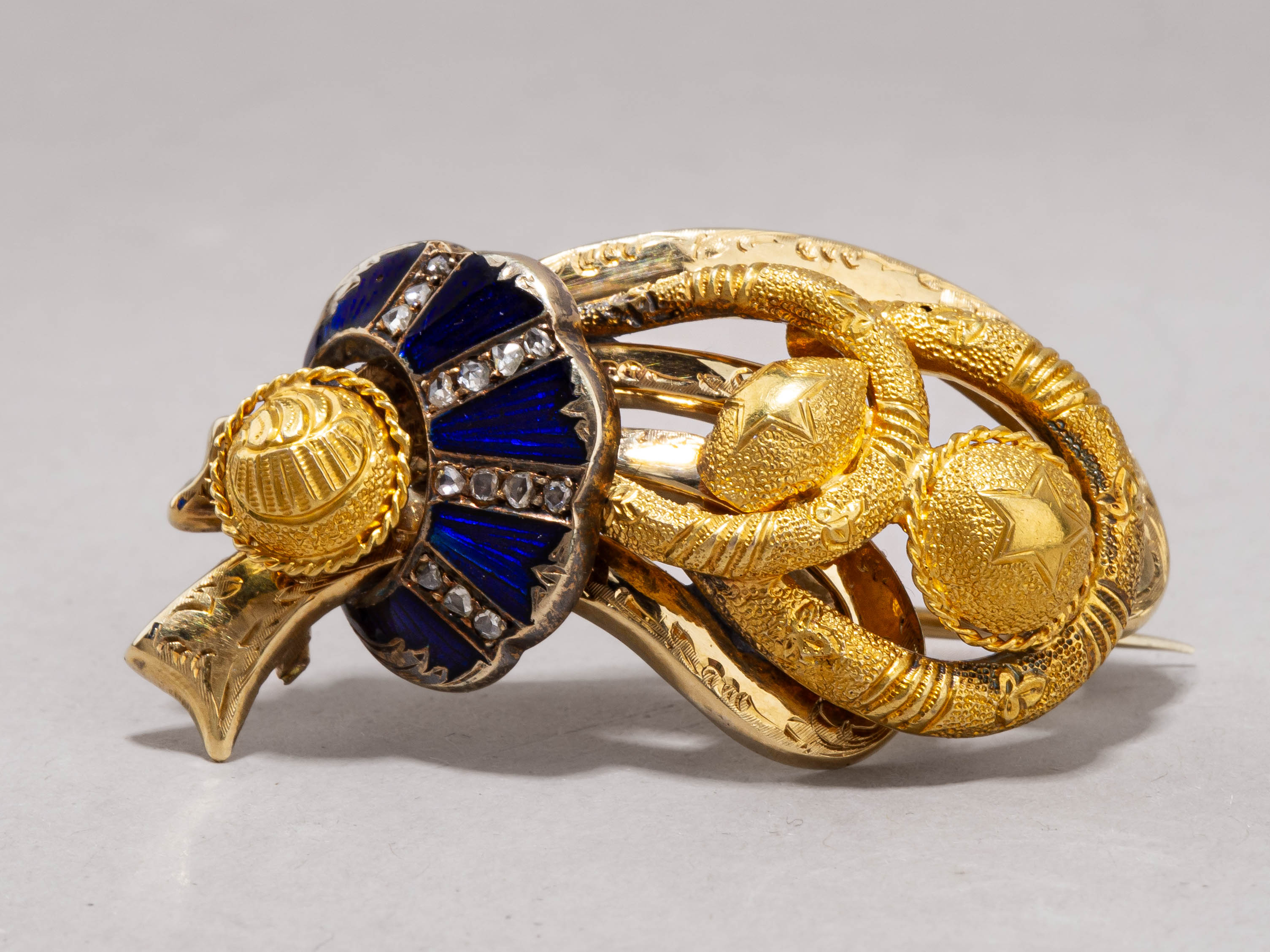 Брошь с эмалью гильоше и алмазами. 
Россия, Санкт-Петербург, мастер Викторов Василий, 1870-е годы.