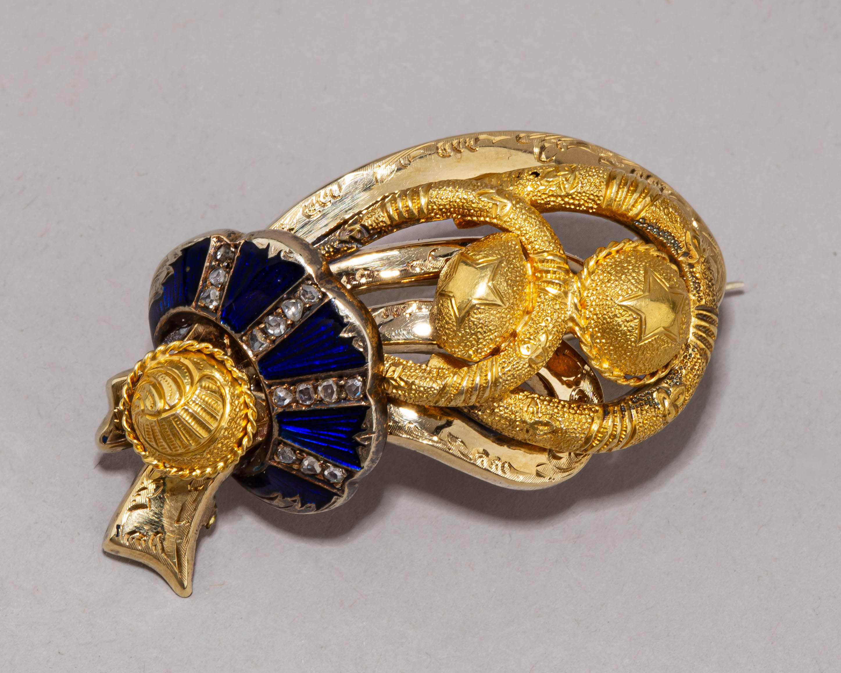 Брошь с эмалью гильоше и алмазами. 
Россия, Санкт-Петербург, мастер Викторов Василий, 1870-е годы.