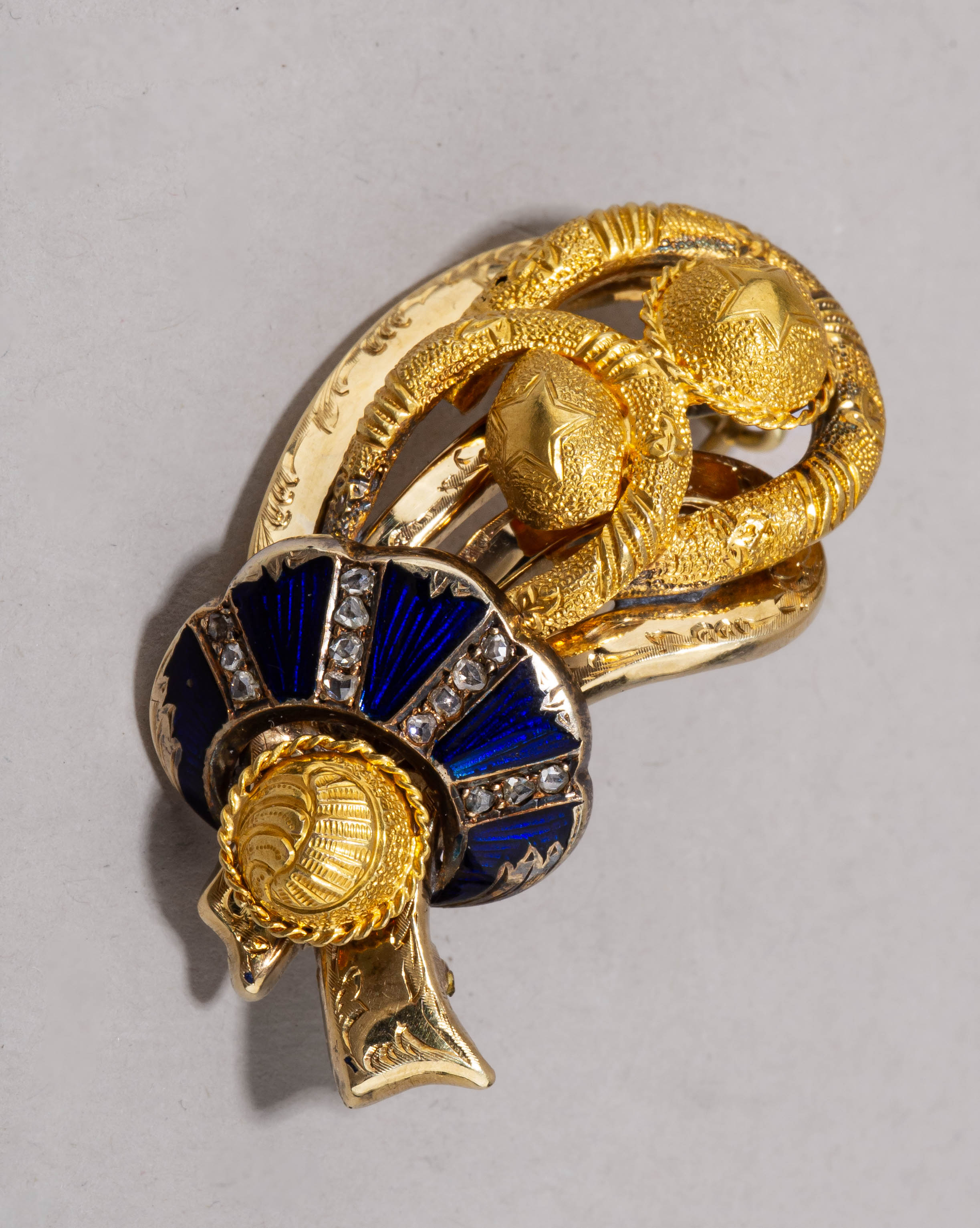 Брошь с эмалью гильоше и алмазами. 
Россия, Санкт-Петербург, мастер Викторов Василий, 1870-е годы.