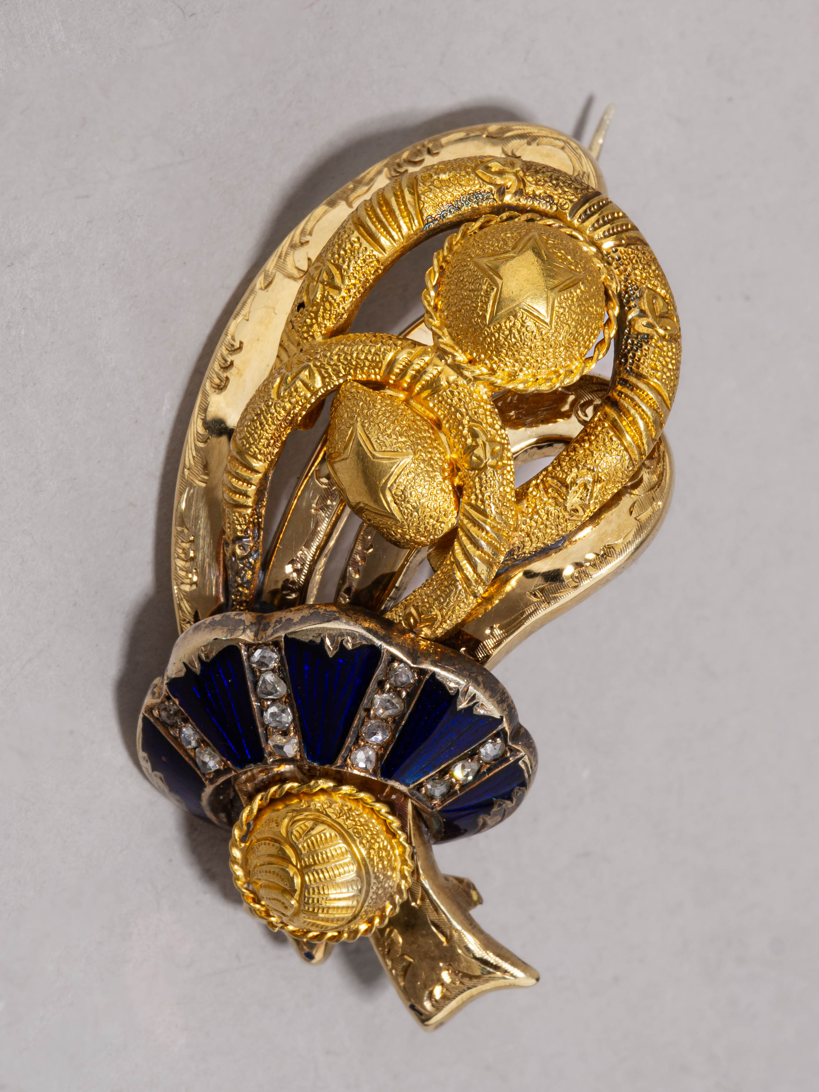 Брошь с эмалью гильоше и алмазами. 
Россия, Санкт-Петербург, мастер Викторов Василий, 1870-е годы.