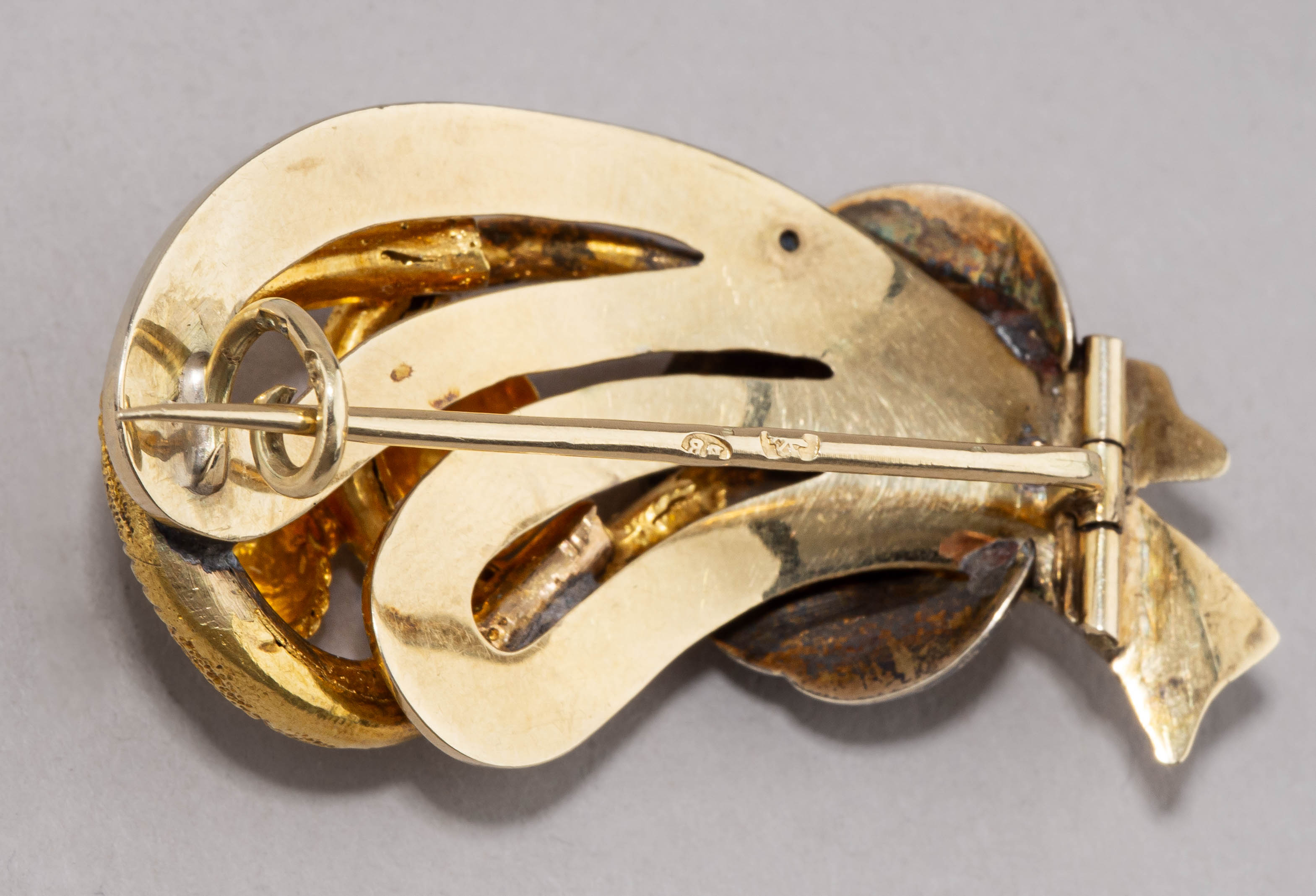 Брошь с эмалью гильоше и алмазами. 
Россия, Санкт-Петербург, мастер Викторов Василий, 1870-е годы.