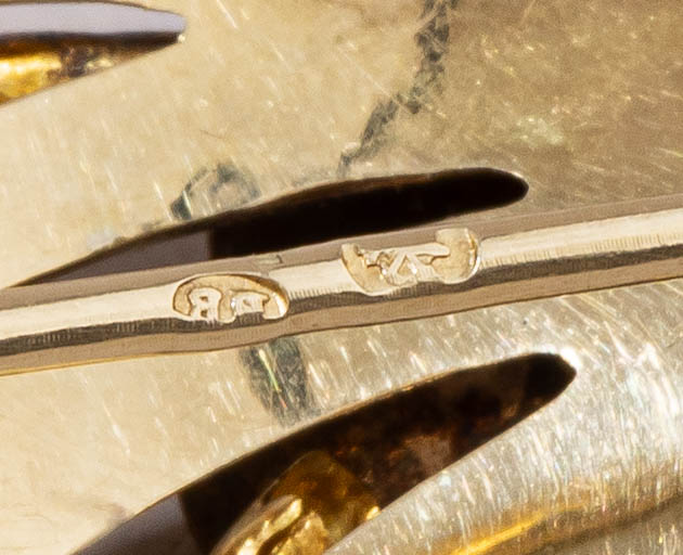 Брошь с эмалью гильоше и алмазами. 
Россия, Санкт-Петербург, мастер Викторов Василий, 1870-е годы.