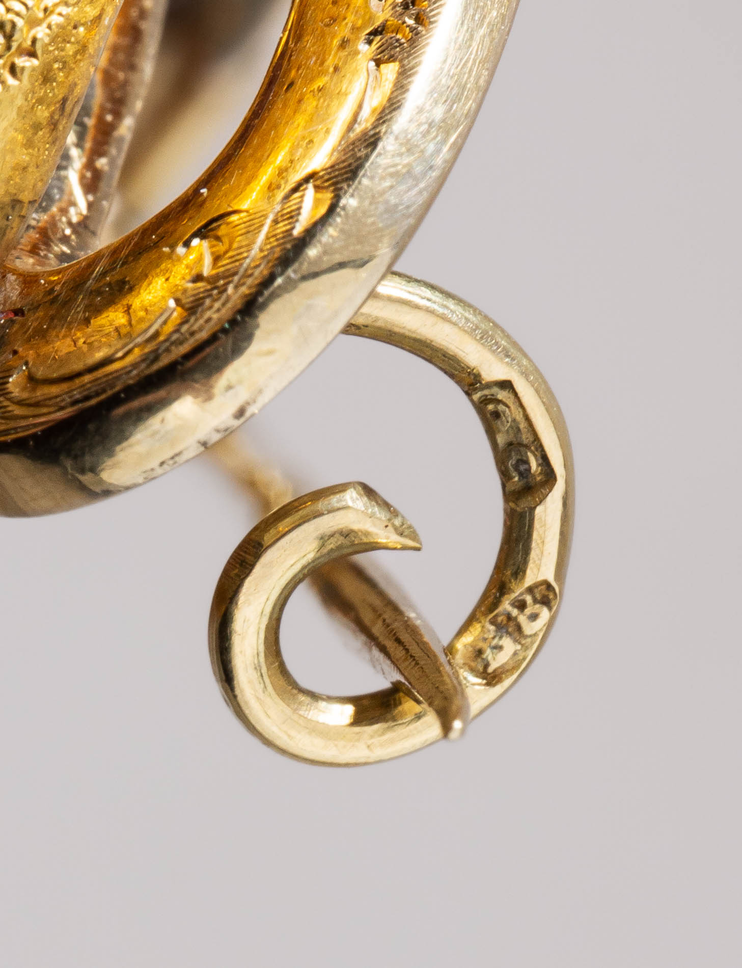 Брошь с эмалью гильоше и алмазами. 
Россия, Санкт-Петербург, мастер Викторов Василий, 1870-е годы.