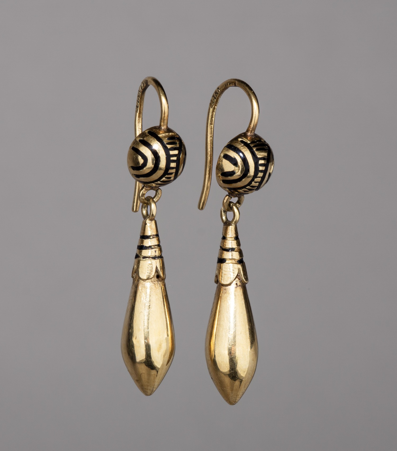 Серьги декорированные эмалью. В старинном оригинальном футляре. 
Россия, мастер-монограммист «ПС», 1866.