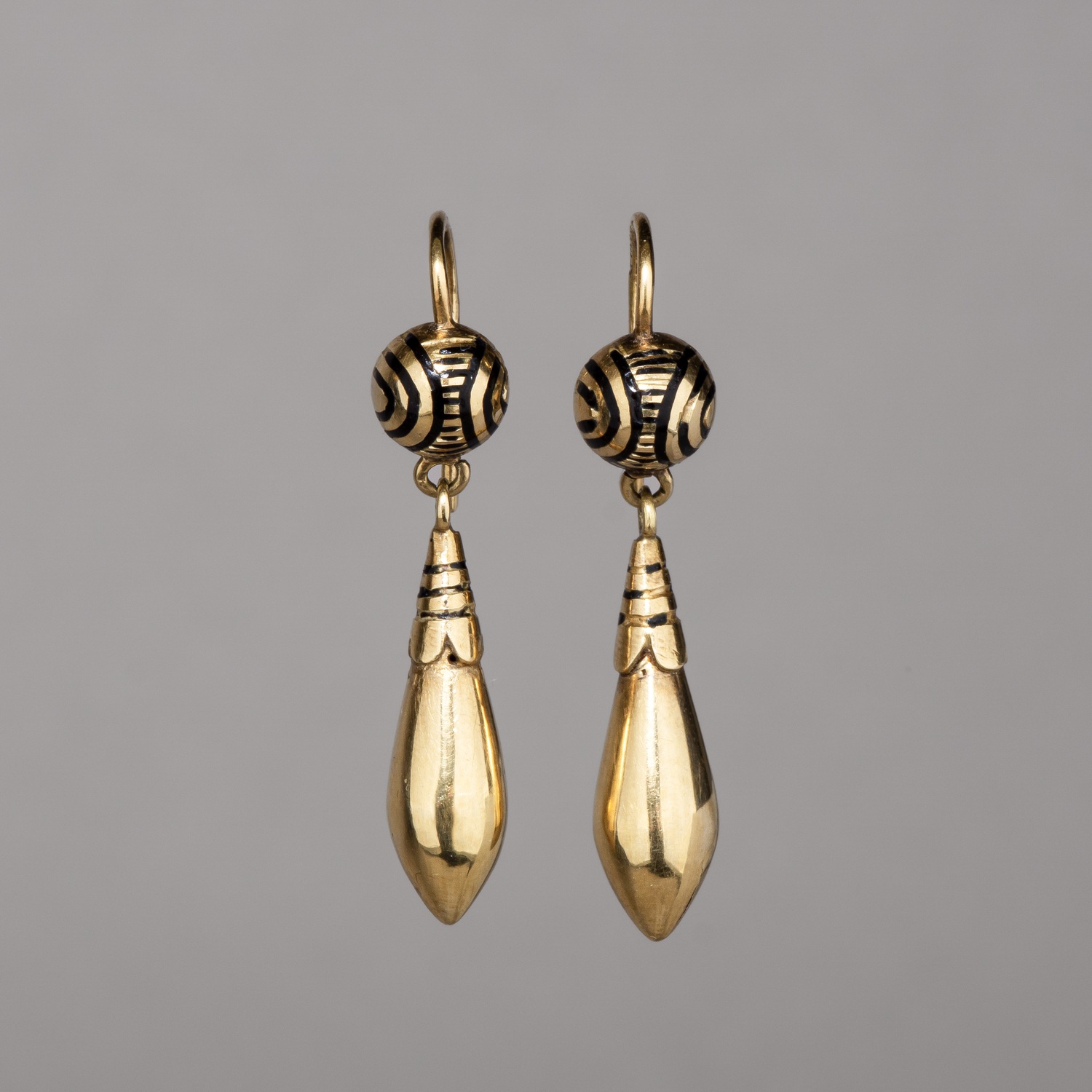 Серьги декорированные эмалью. В старинном оригинальном футляре. 
Россия, мастер-монограммист «ПС», 1866.