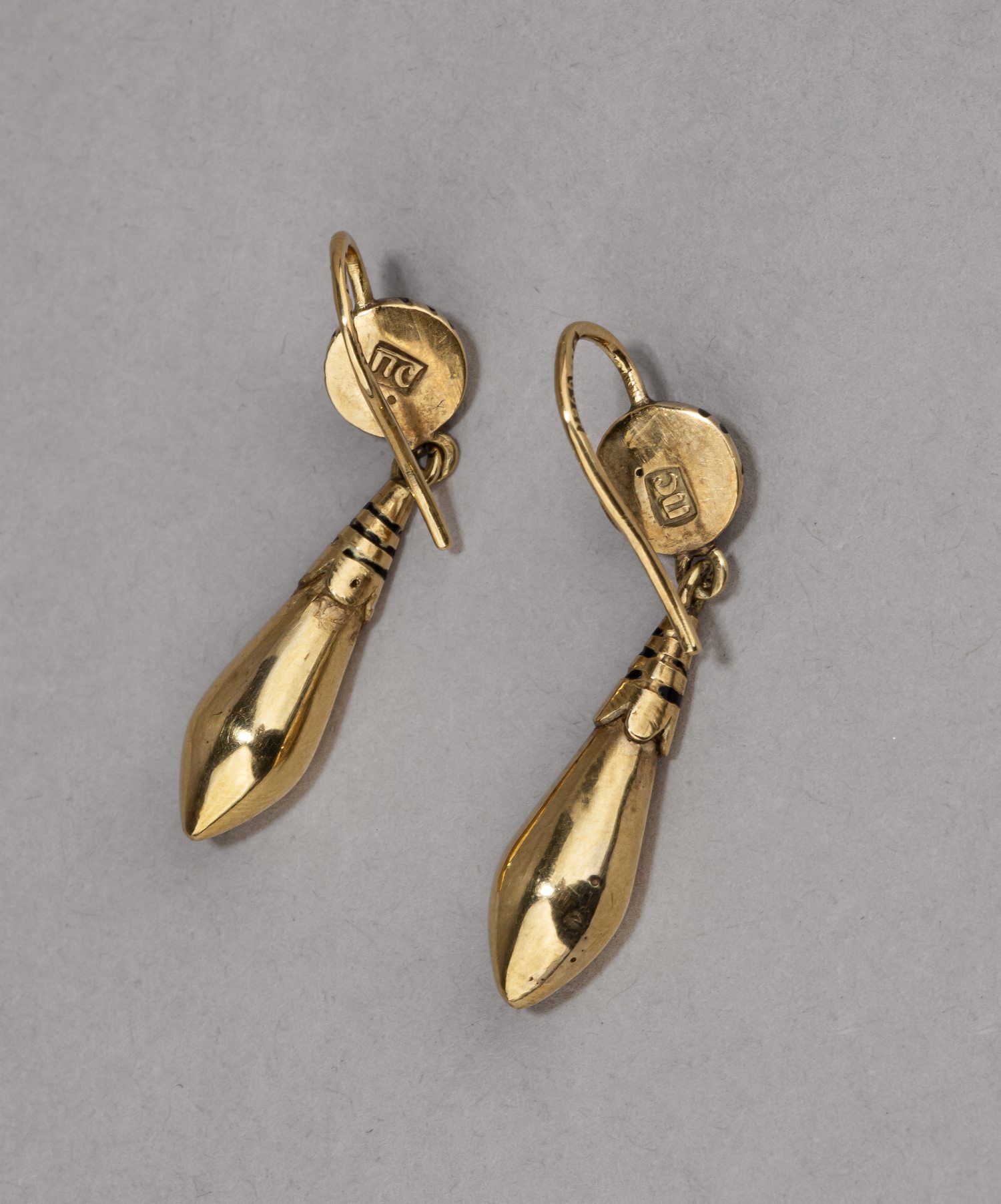 Серьги декорированные эмалью. В старинном оригинальном футляре. 
Россия, мастер-монограммист «ПС», 1866.