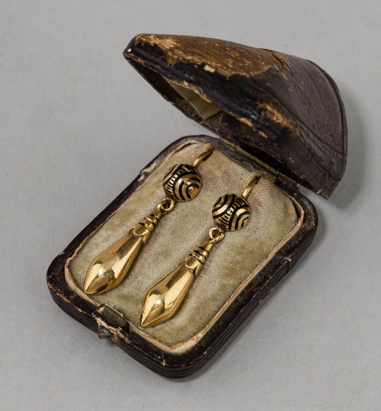 Серьги декорированные эмалью. В старинном оригинальном футляре. 
Россия, мастер-монограммист «ПС», 1866.