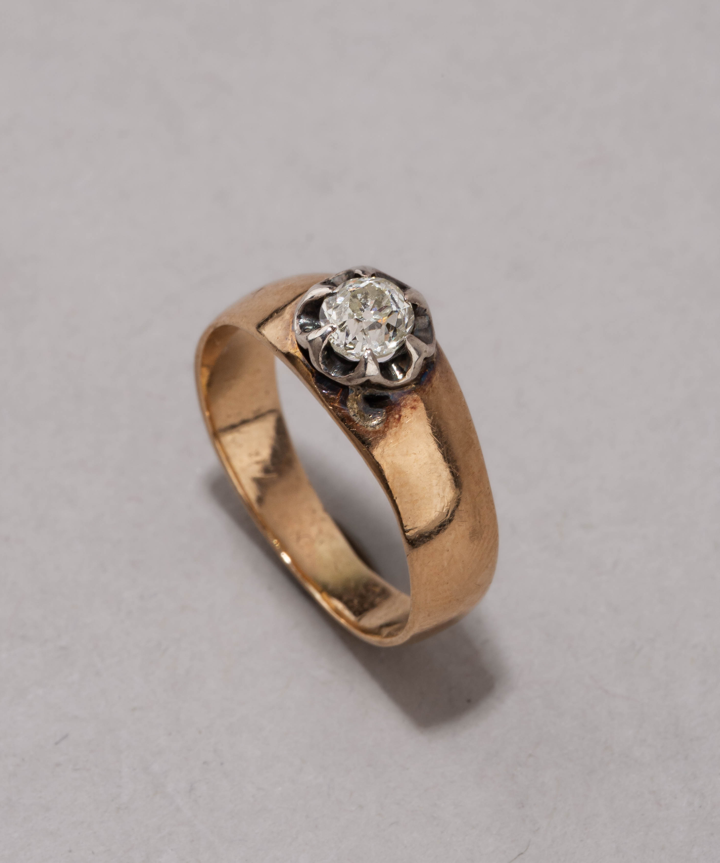 (С геммологической экспертизой) Кольцо с бриллиантом. В футляре фирмы Хлебникова. 
Россия, XIX век.