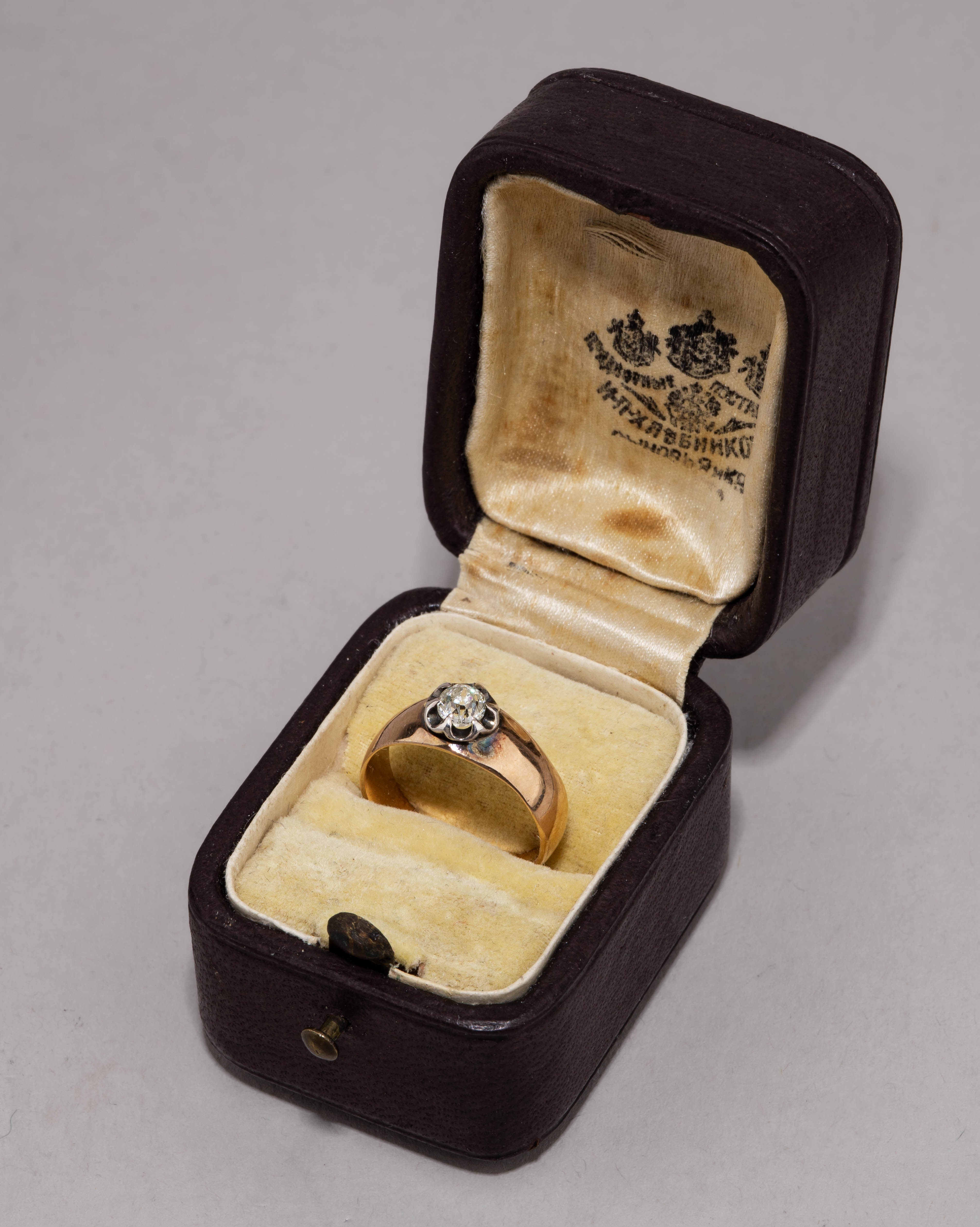 (С геммологической экспертизой) Кольцо с бриллиантом. В футляре фирмы Хлебникова. 
Россия, XIX век.