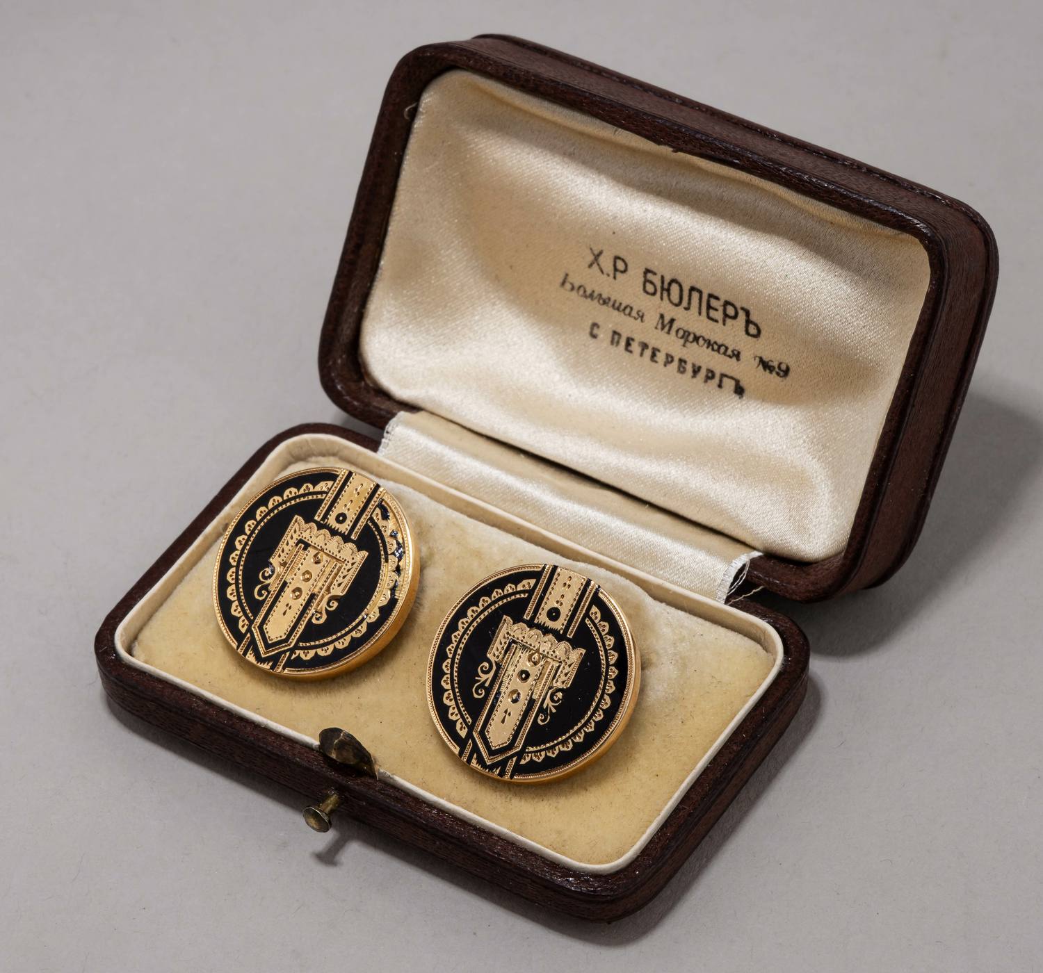 Запонки с эмалью «Ремешок». В старинном  футляре Х.Р. Бюлер.  
Россия, Санкт-Петербург, конец XIX века.