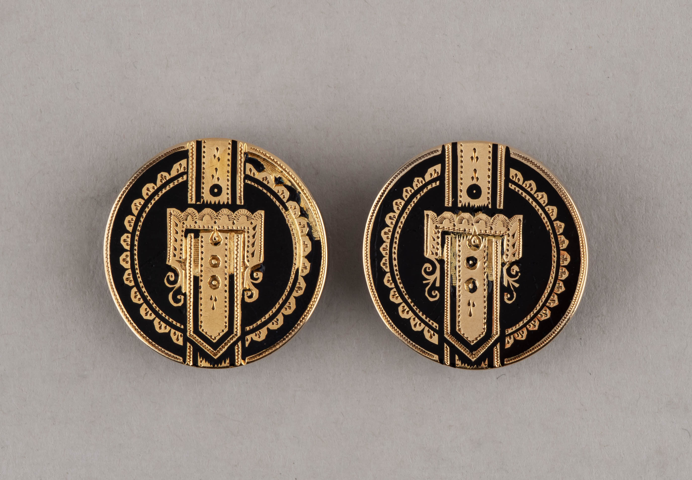 Запонки с эмалью «Ремешок». В старинном  футляре Х.Р. Бюлер.  
Россия, Санкт-Петербург, конец XIX века.