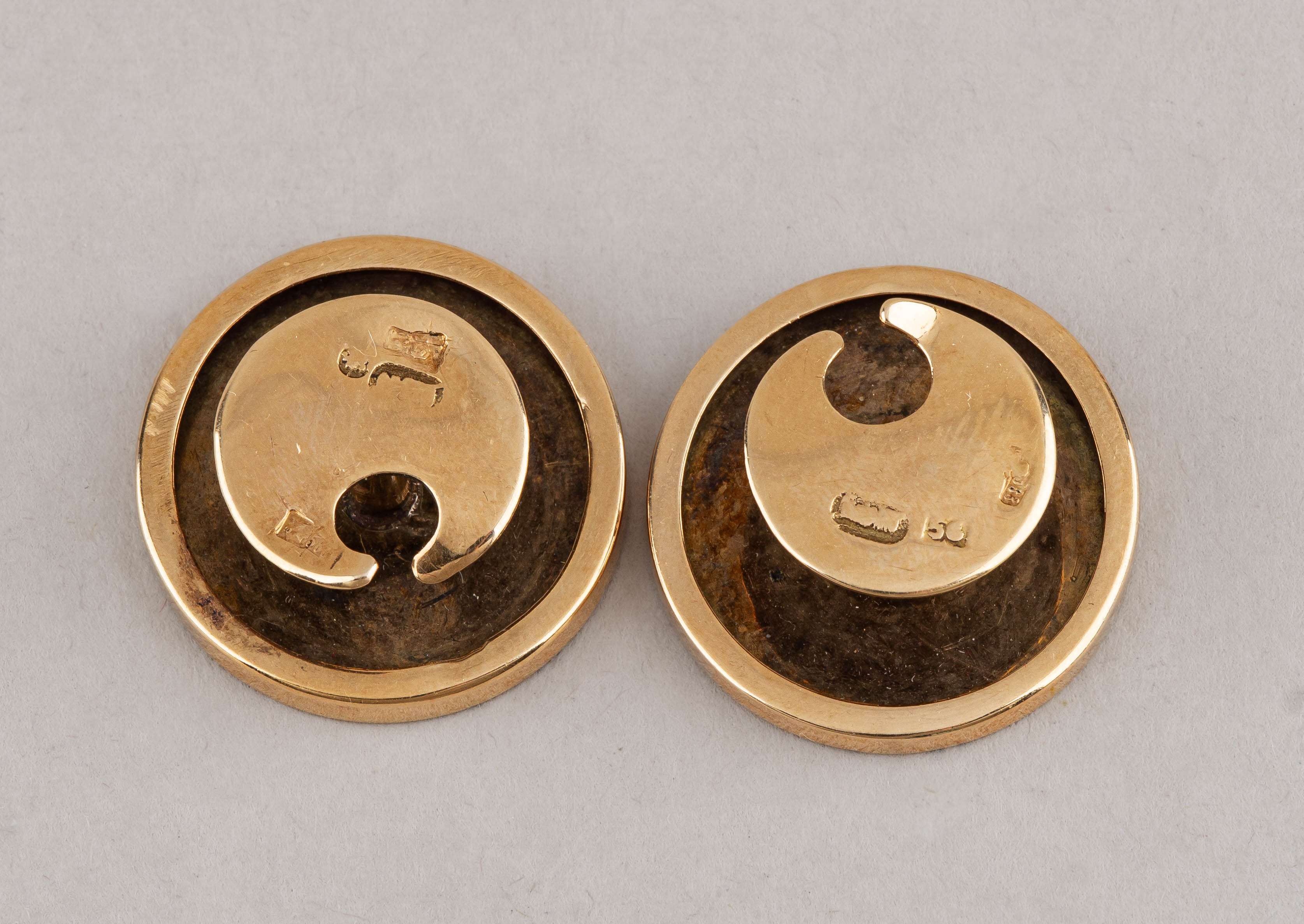 Запонки с эмалью «Ремешок». В старинном  футляре Х.Р. Бюлер.  
Россия, Санкт-Петербург, конец XIX века.