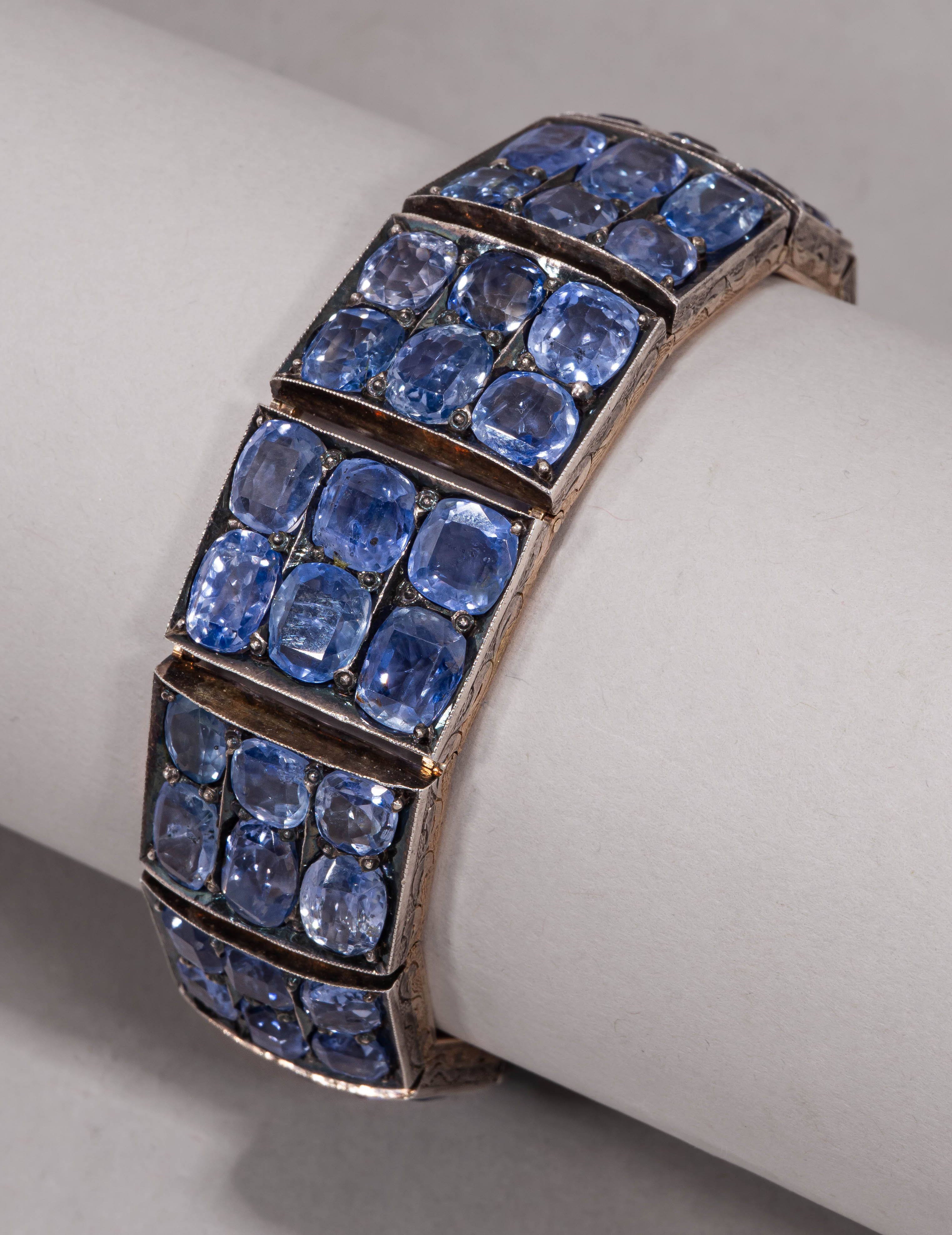 (140 карат сапфиров. С геммологической экспертизой) Браслет с 72-мя сапфирами. В старинном футляре. 
Европа, начало XX века.
